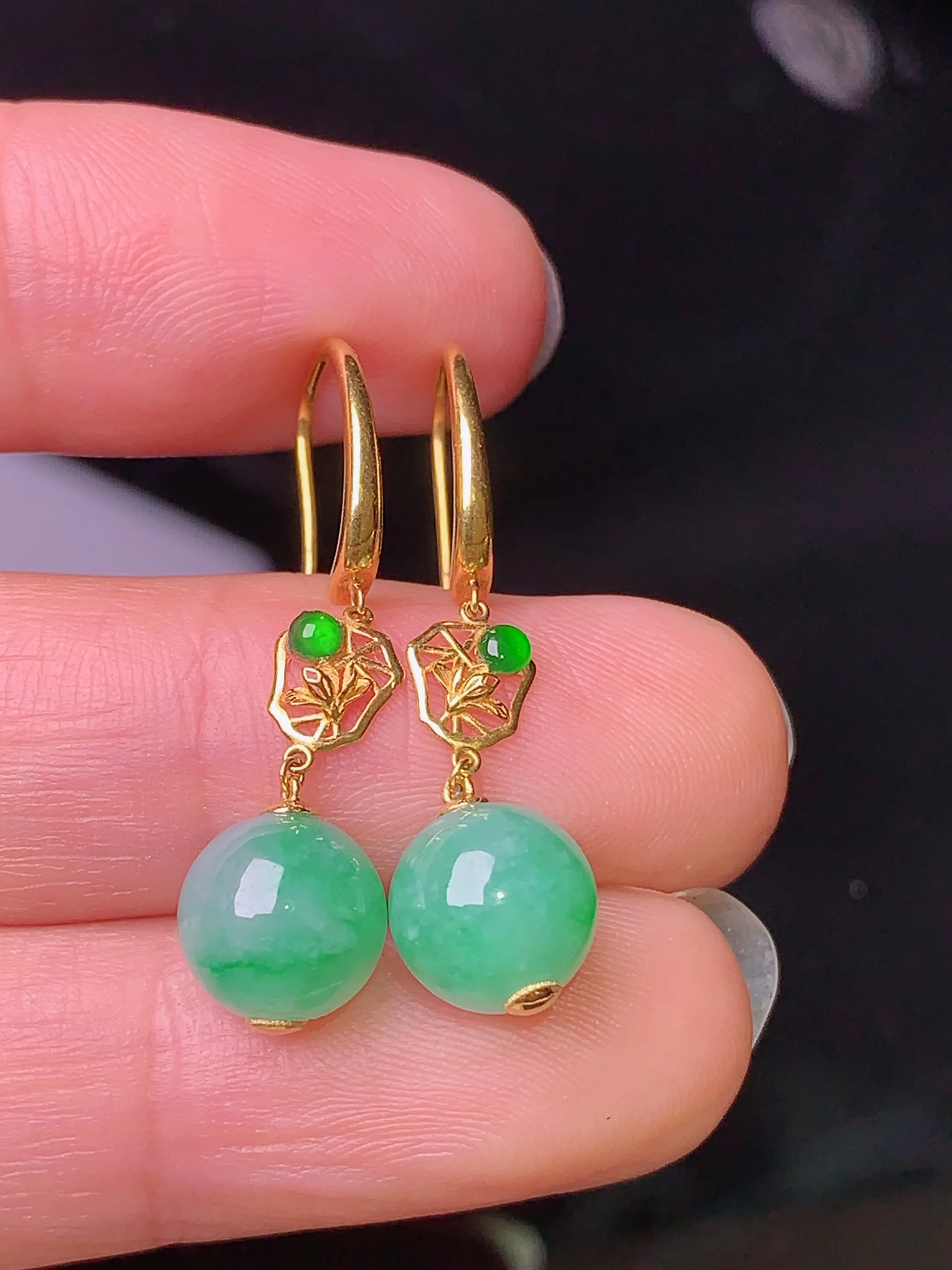 18k金钻镶嵌翠绿圆珠耳坠 玉质细腻 色泽艳丽 整体尺寸29*7.8