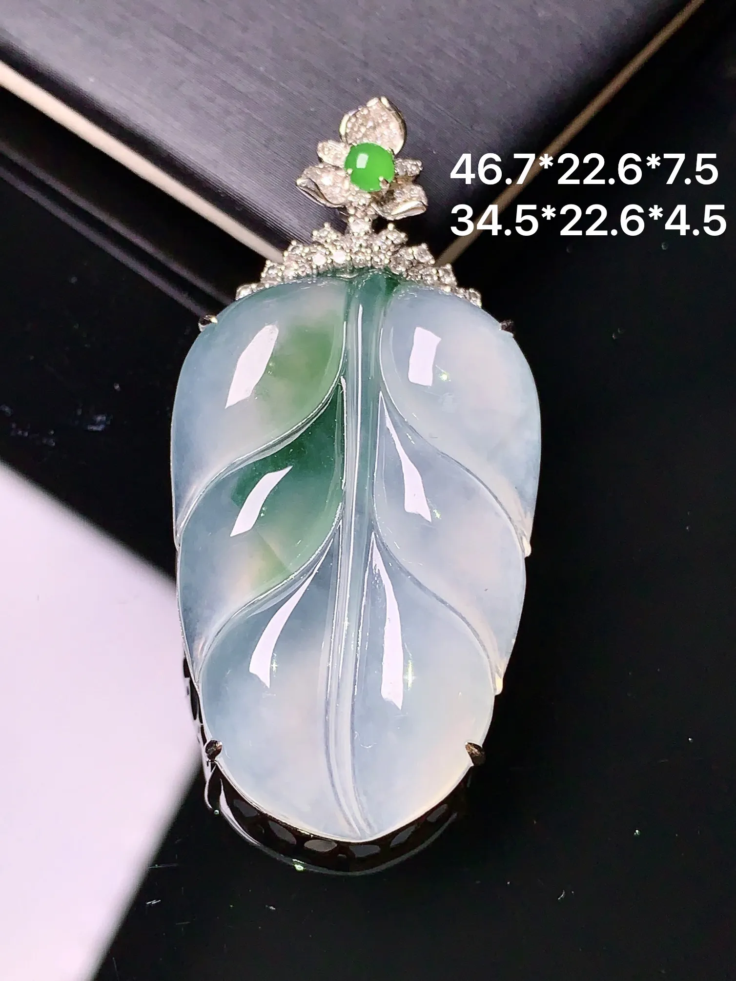 18k金钻镶嵌飘绿树叶吊坠 玉质细腻 色泽艳丽 整体尺寸46.7*22.6*7.5