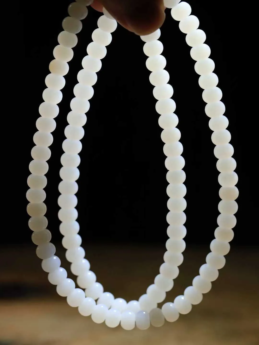 【算盘珠.项链】

精品和田玉白玉算盘珠项链 玉质温润 油性十足 形苹果珠，静于念间，佛韵在心，轻轻拨动，尘埃落定，浮浮尘世，一念愚即般若绝，一念智即般若生。重73.3克  尺寸取一5.7-8mm   fDL-66110543