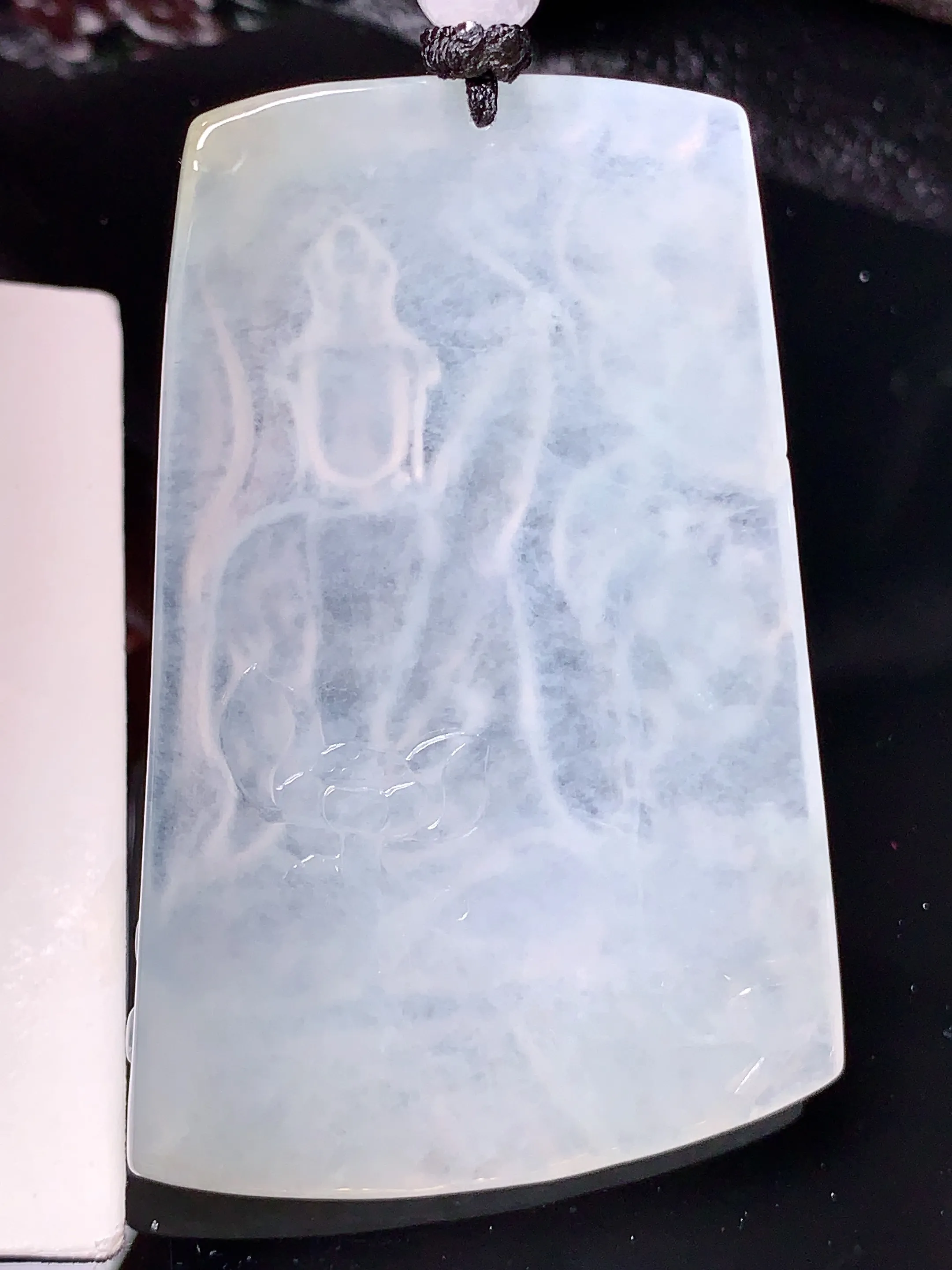 冰种观音菩萨吊坠 玉质细腻 色泽清新艳丽 整体尺寸62.3*42.6*5.5