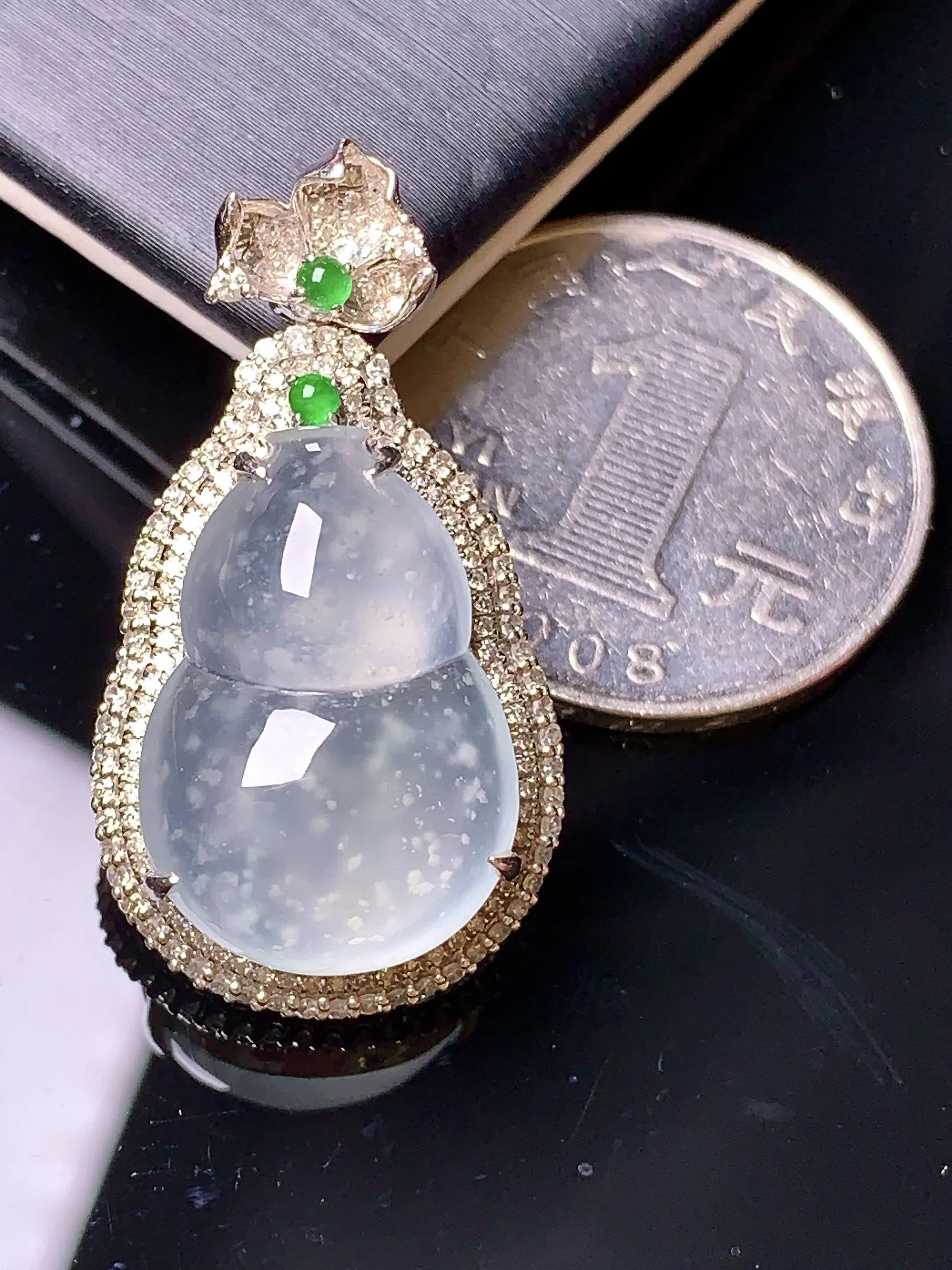 18k金钻镶嵌木那料雪花棉葫芦吊坠 玉质细腻 色泽清新艳丽 整体尺寸33.6*18*11.2