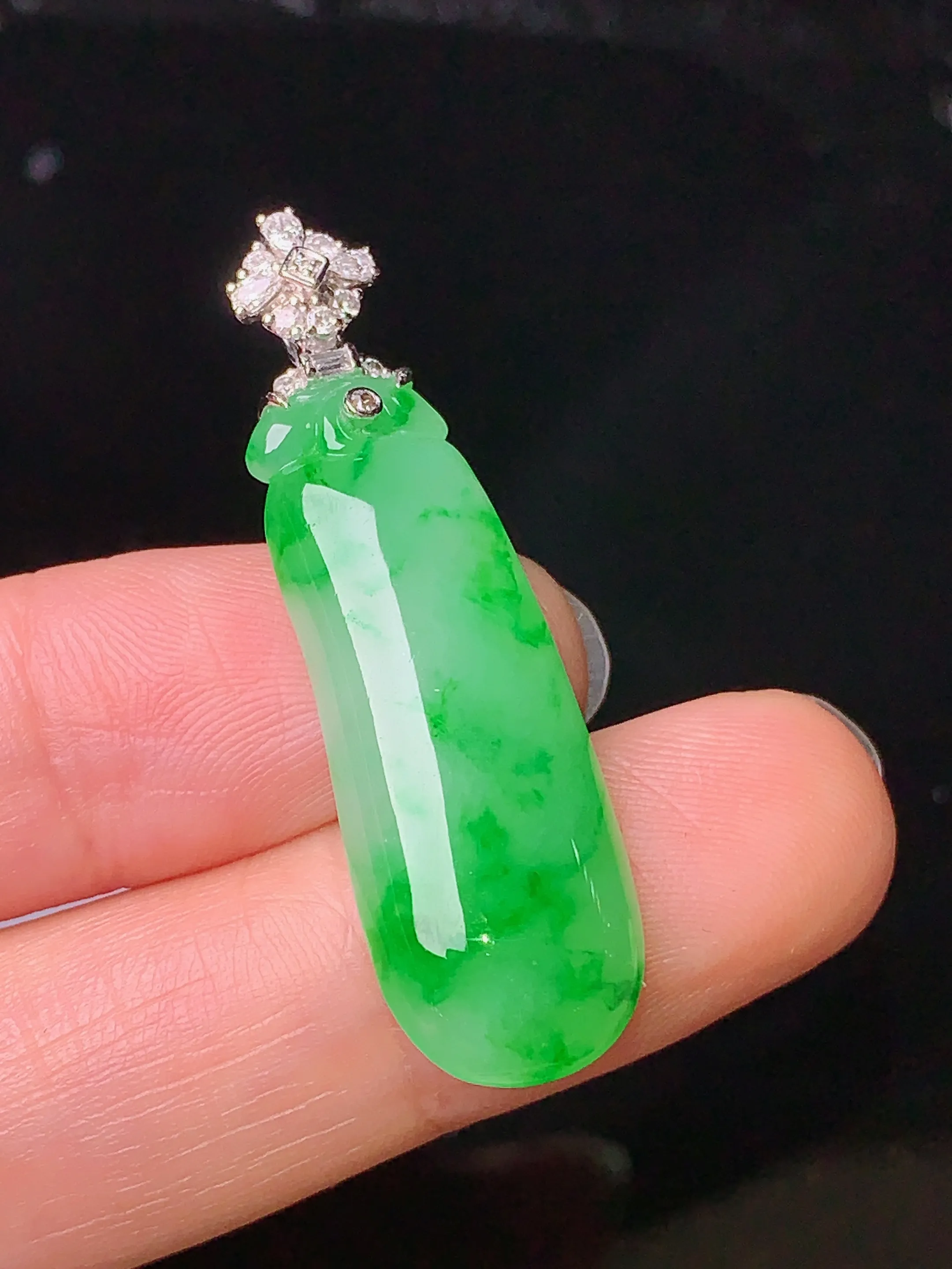 18k金钻镶嵌翠绿福瓜吊坠 玉质细腻 色泽艳丽 整体尺寸39.6*11.5*4.7