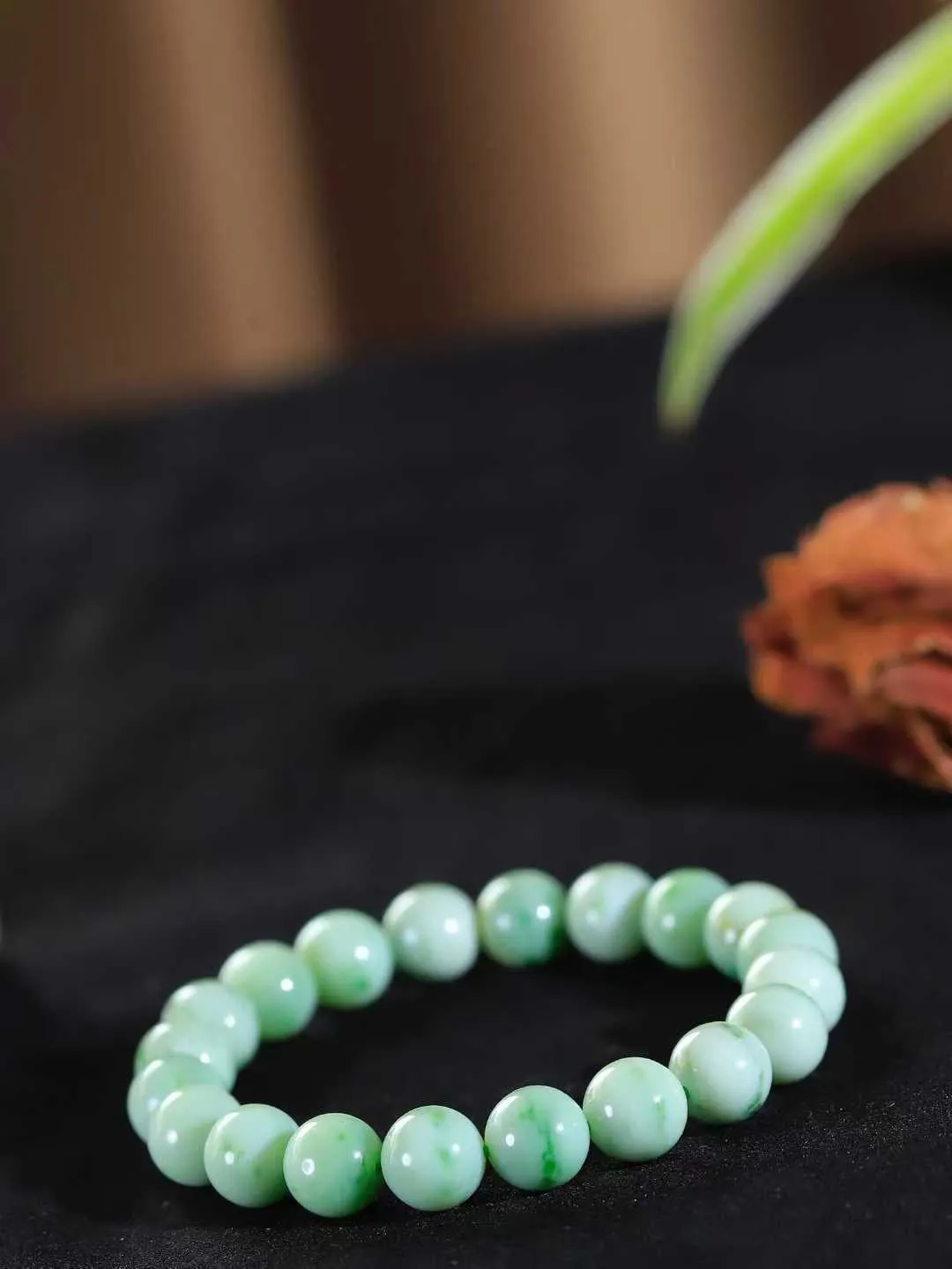 【珠圆玉润.手串】

精品和田玉翠青珠圆玉润手串 玉质温润细腻  整串打磨圆润，佩戴舒适。珠珠落玉盘