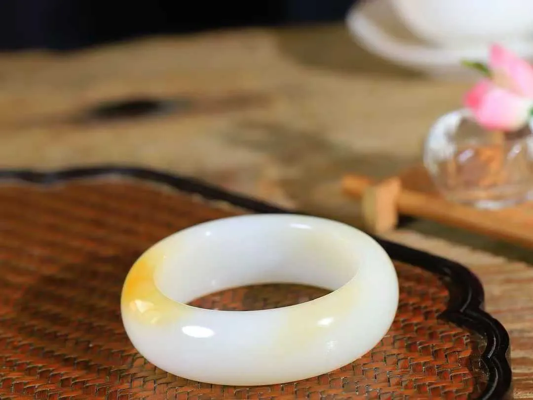 （一见倾心.手镯）

精品️和田玉糖白玉手镯，玉质温润细腻 油性十足 手感舒适，高华雅逸，线条流畅