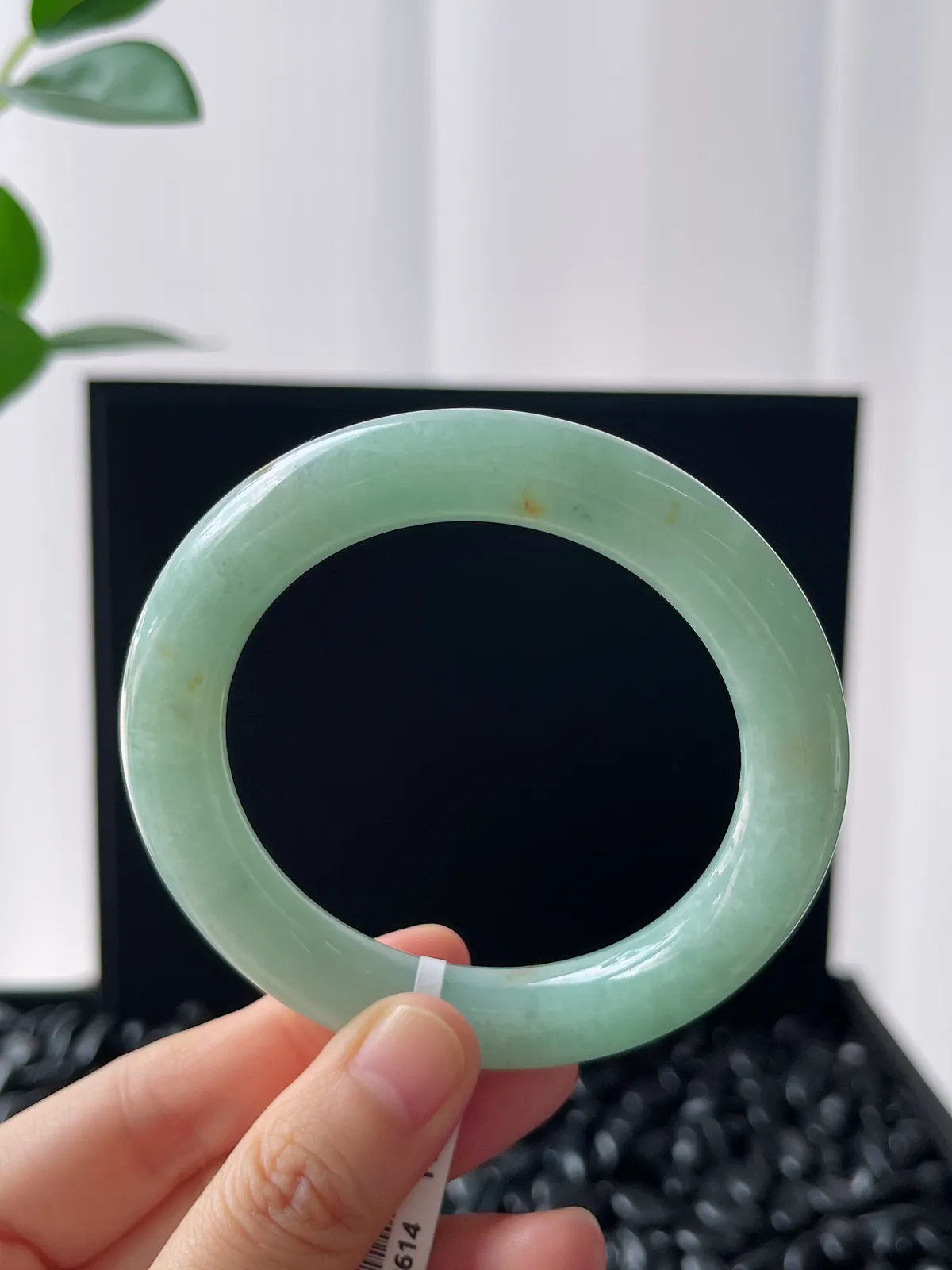 圆镯54.5圈口，翡翠糯化种淡绿色手镯