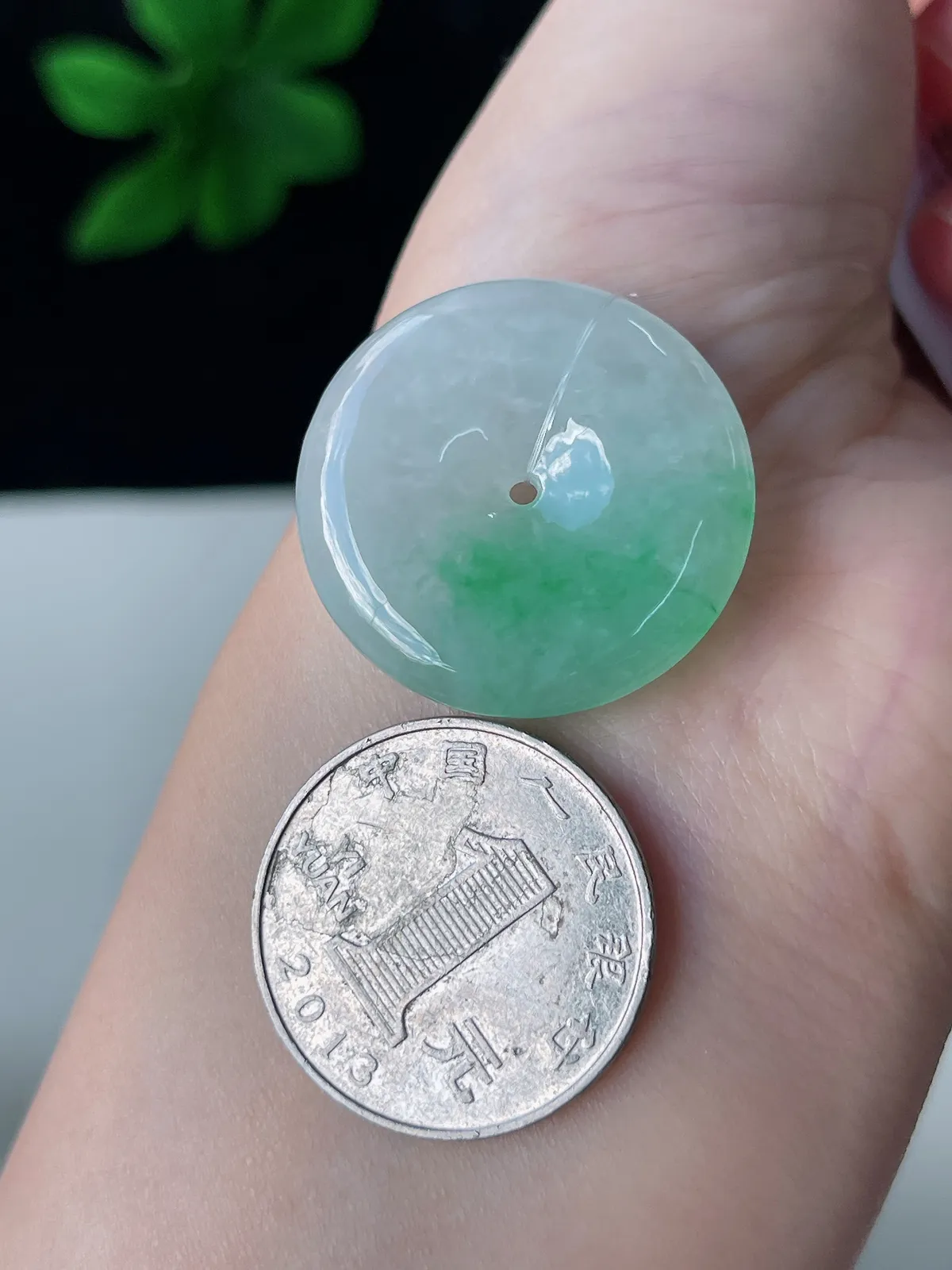 翡翠冰糯种飘绿平安扣