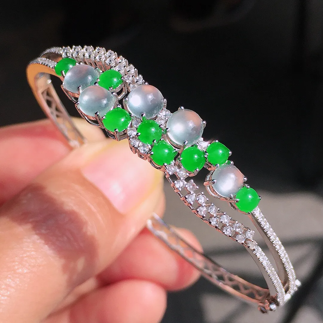 （冰+绿）二合一手镯，色泽均匀艳丽，玉质细腻，荧光感超
强，饱满圆润，尽显优雅气质，18k
金豪华镶嵌