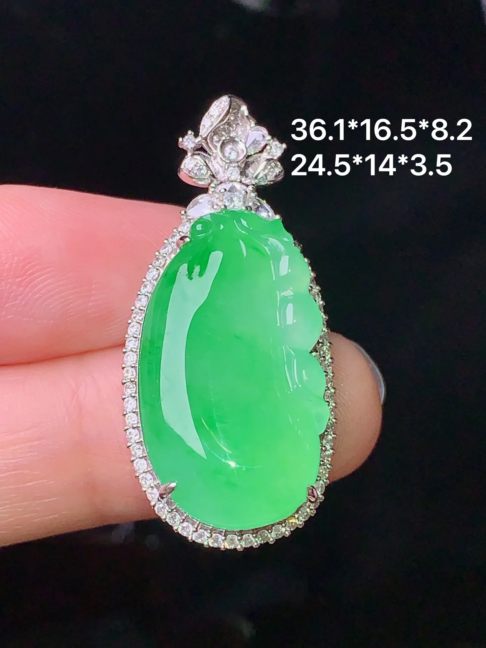 18k金钻镶嵌翠绿福瓜吊坠 玉质细腻 色泽艳丽 整体尺寸36.1*16.5*8.2
