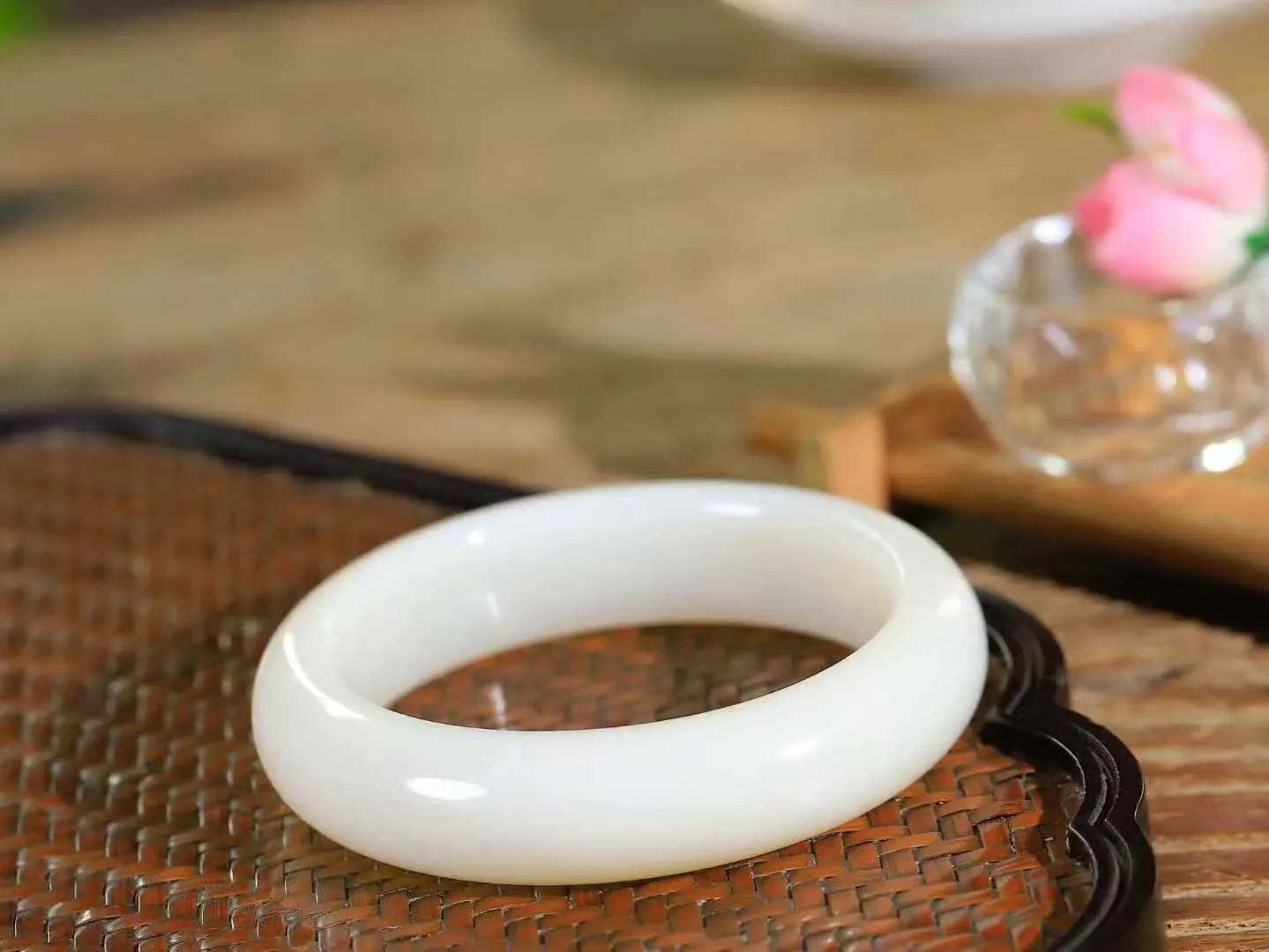 （柔情似水.手镯）

精品和田玉手镯，玉质温润细腻，镯型饱满圆润，优雅知性，姽婳于幽静兮，又婆娑乎