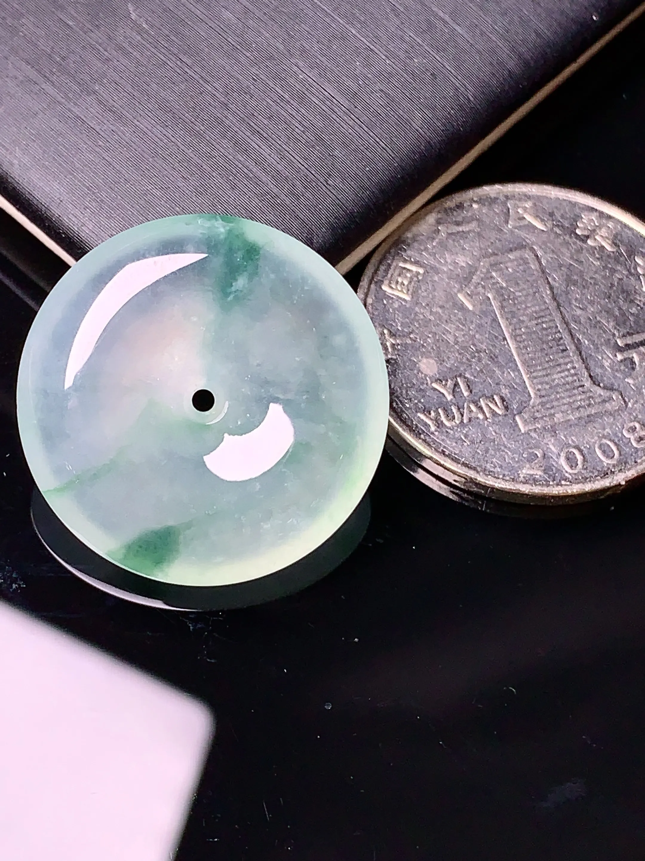 冰种飘绿平安扣吊坠 玉质细腻 色泽清新艳丽 整体尺寸23.2*6