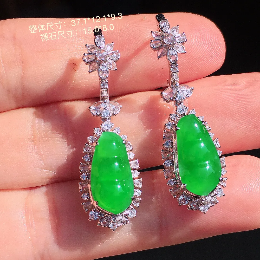 阳绿福豆耳坠，色泽均匀艳丽，玉质细腻，荧光感超
强，饱满圆润，尽显优雅气质，18k
金豪华镶嵌