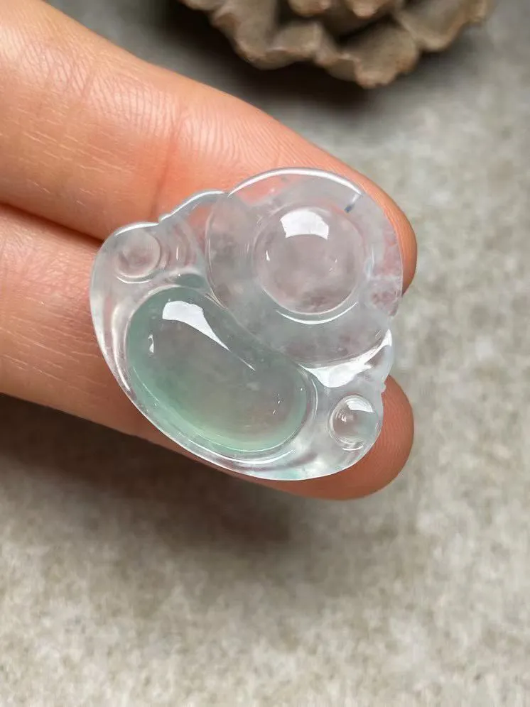 冰种飘花【佛公】吊坠，种水好，玉质细腻 ，卖相好‘.