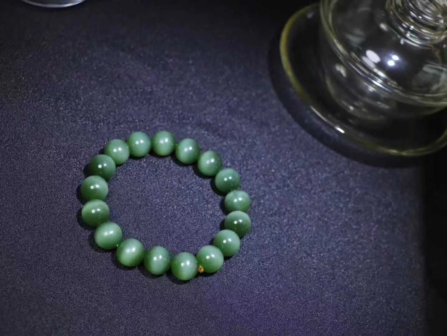 【腕间风华.手串】

精品️和田玉碧玉猫眼圆珠手串，天然纯净，玉质细腻，圆润如珠，佩戴于腕间，尽显高贵气质。无论是日常搭配还是重要场合，都是您优雅风范的点睛之笔。

重46.8克  尺寸取一12mm  O82420612583