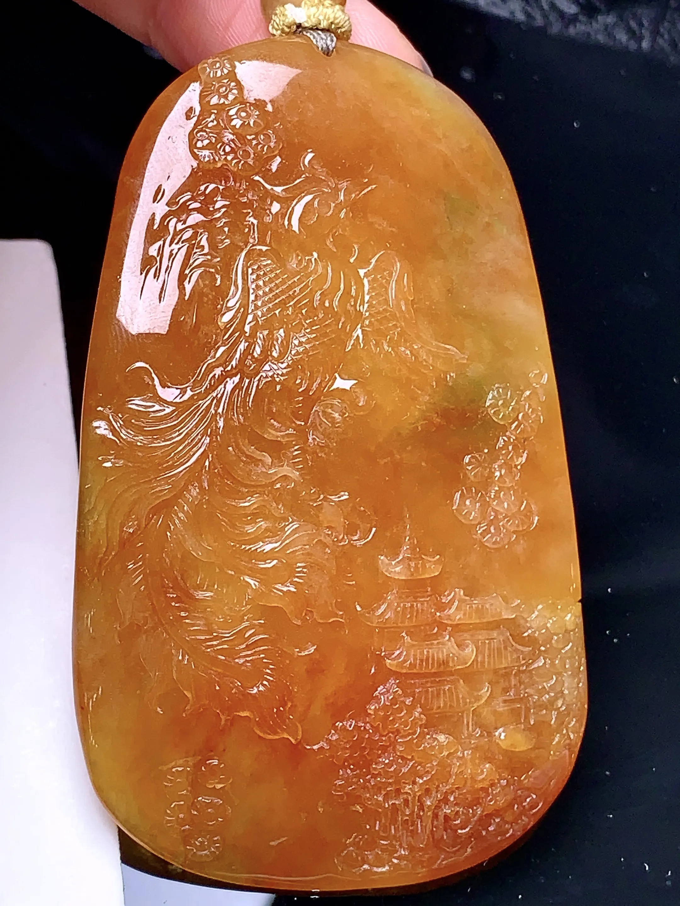 黄翡龙牌吊坠 玉质细腻 色泽清新艳丽 整体尺寸68.3*41.5*8.5