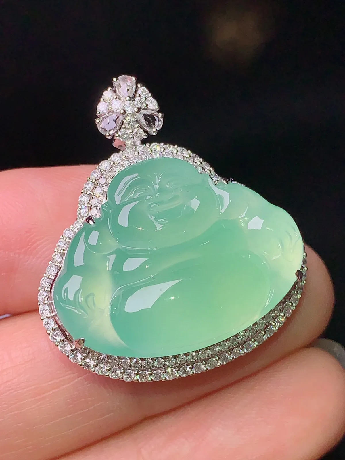 18k金钻镶嵌翠绿佛公吊坠 玉质细腻 色泽清新艳丽 整体尺寸30.3*27.2*10