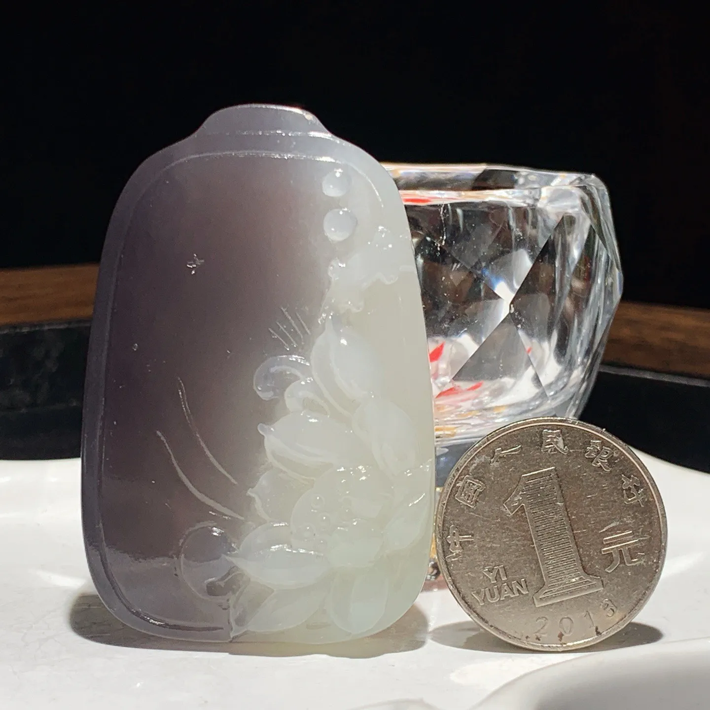 和田玉白加紫罗兰花开富贵莲花牌子挂件。尺寸58/38/12重50克。玉质细腻油润。手推出油。佩戴高端典雅。lt251104