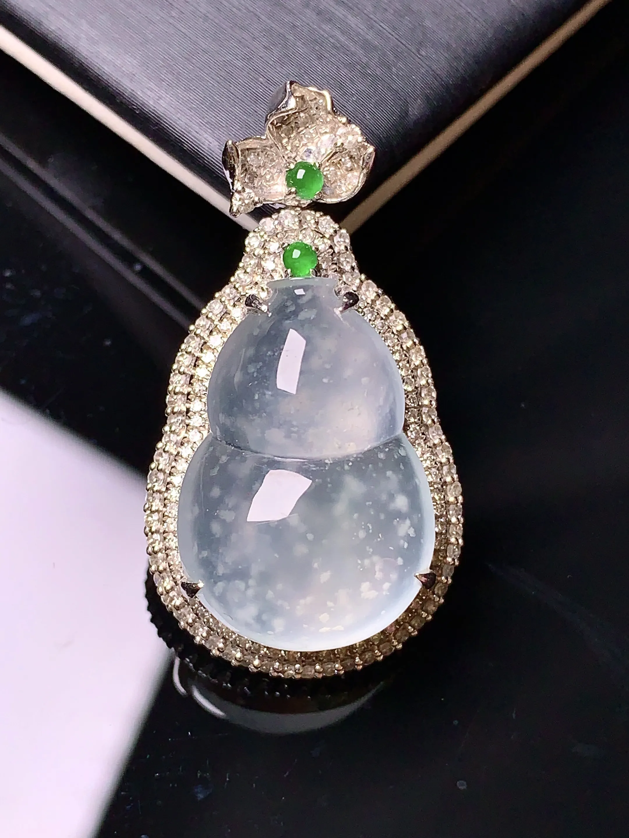 18k金钻镶嵌木那料雪花棉葫芦吊坠 玉质细腻 色泽清新艳丽 整体尺寸33.6*18*11.2