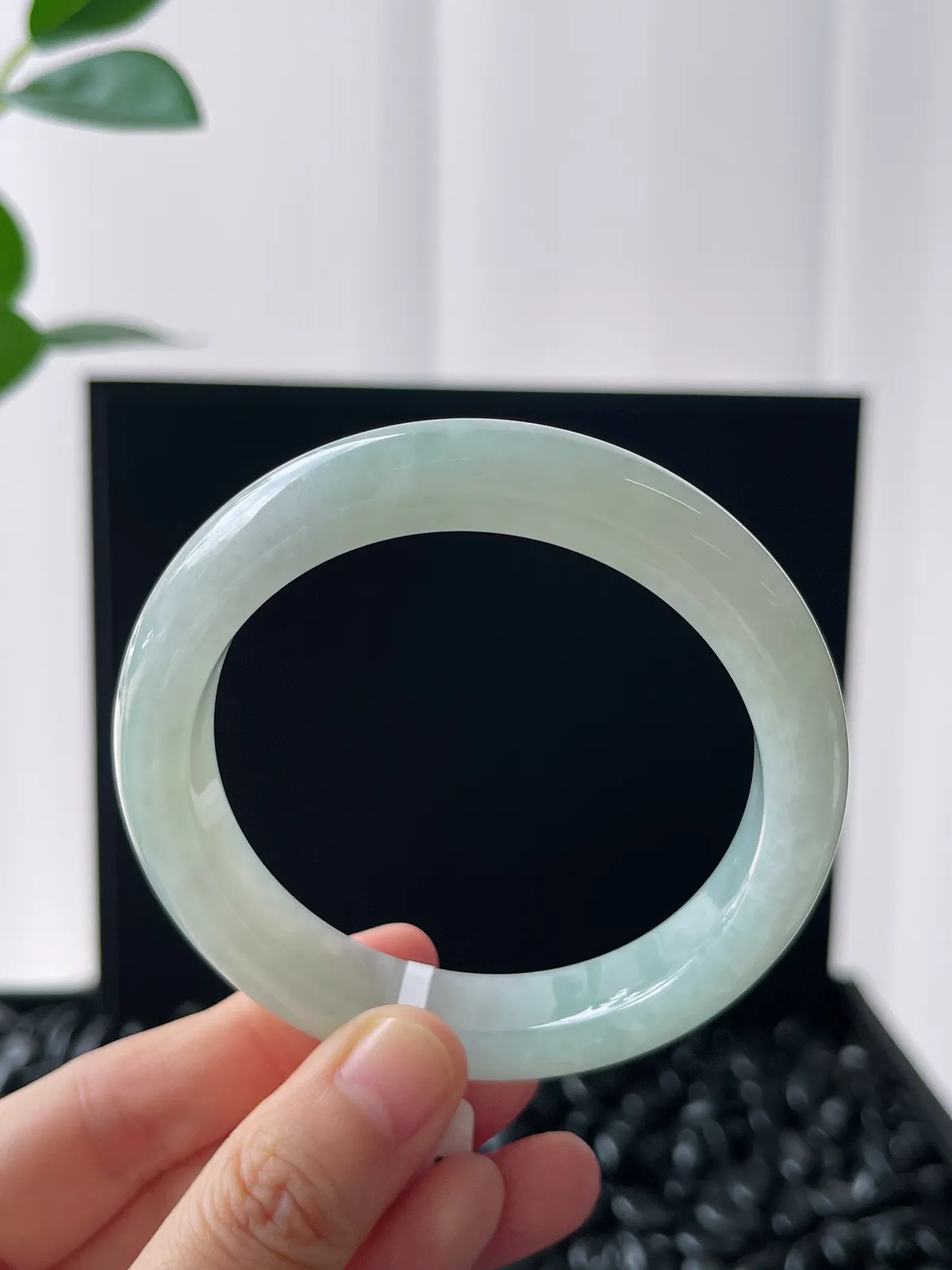 正圈57圈口，翡翠冰糯种淡绿色手镯