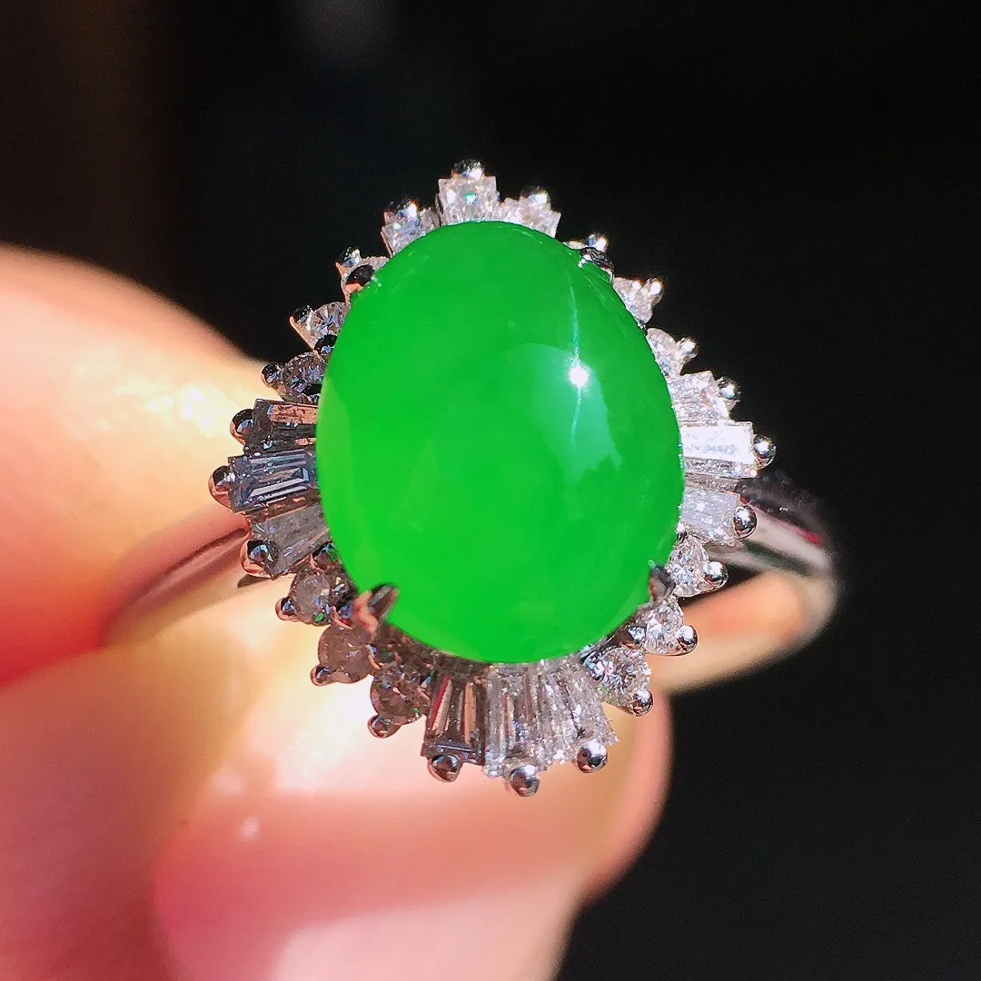 阳绿蛋面戒指，色泽均匀艳丽，玉质细腻，荧光感超
强，饱满圆润，尽显优雅气质，18k
金豪华镶嵌