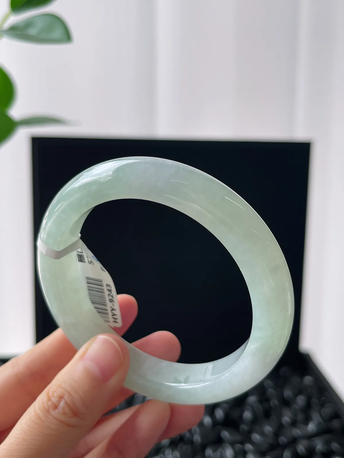 正圈57.5圈口，翡翠冰糯种淡绿色手镯