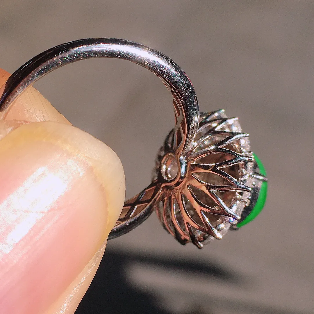 阳绿蛋面戒指，色泽均匀艳丽，玉质细腻，荧光感超
强，饱满圆润，尽显优雅气质，18k
金豪华镶嵌