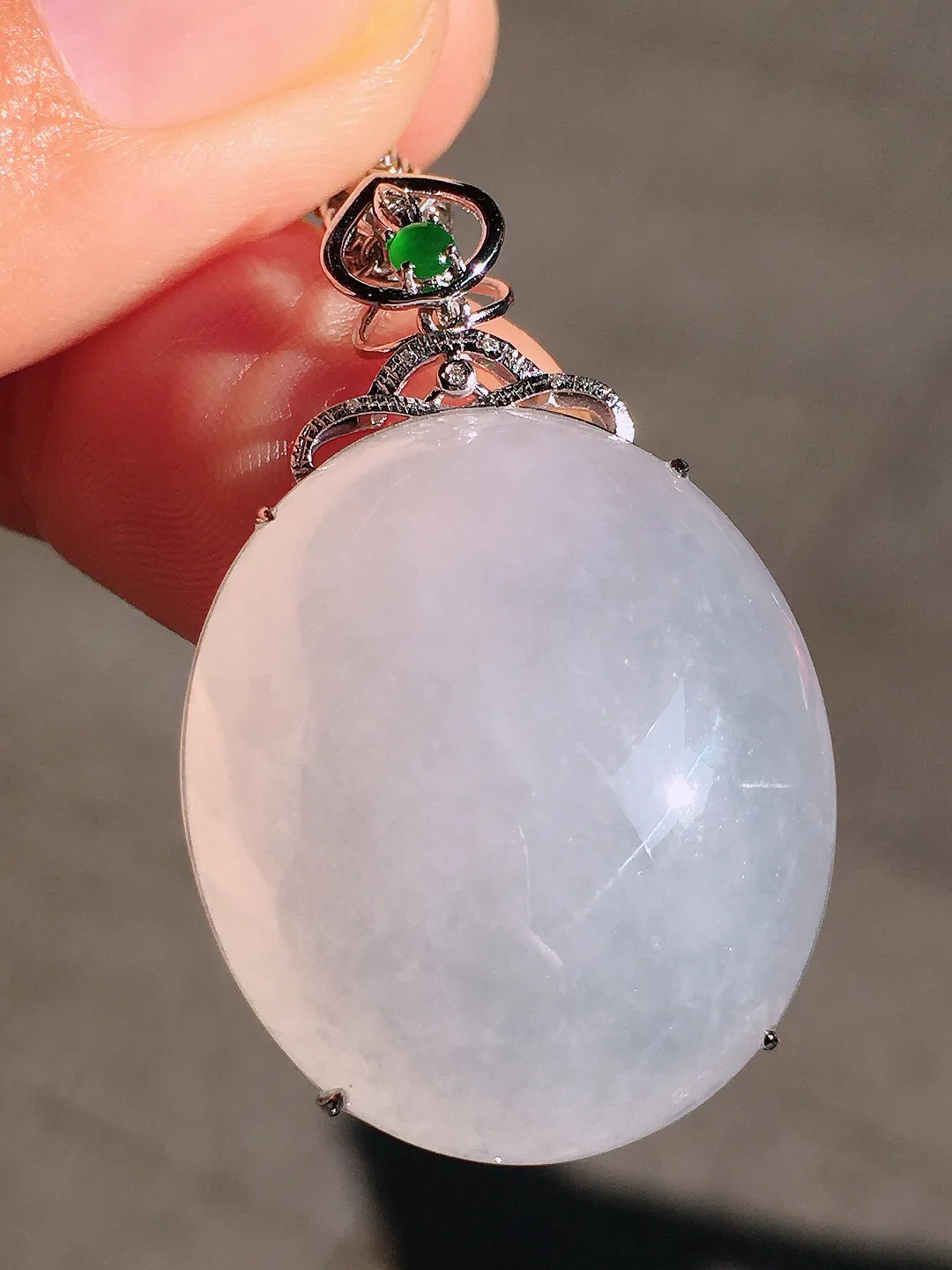 冰种蛋面吊坠，玉质细腻，荧光感超
强，饱满圆润，尽显优雅气质，18k
金豪华镶嵌