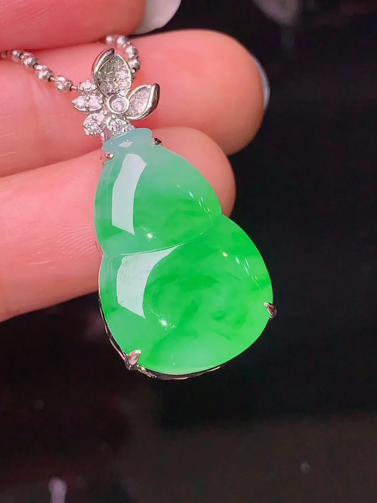 18k金钻镶嵌翠绿葫芦吊坠 玉质细腻 色泽艳丽 整体尺寸30.6*15*7.8