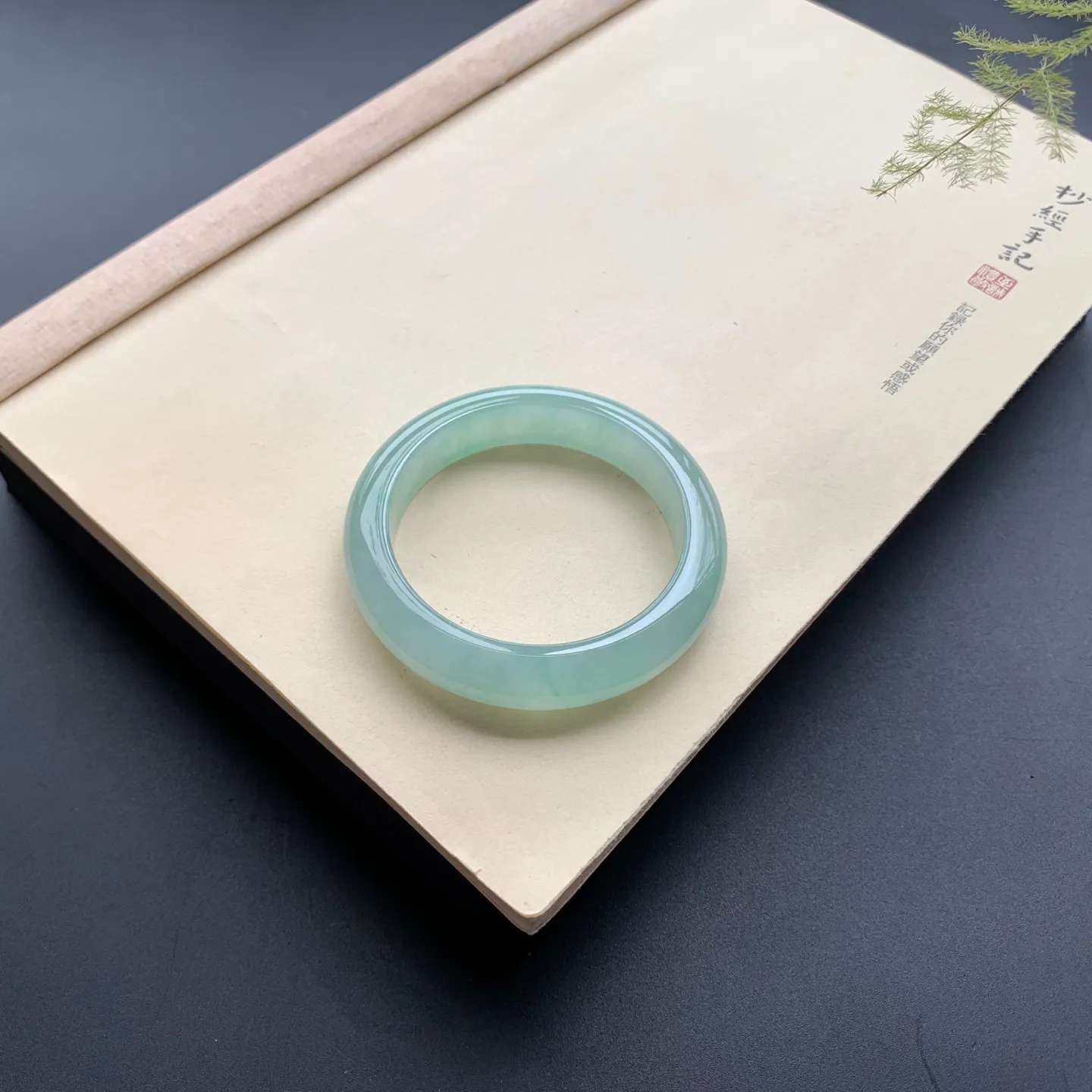 55.3圈口冰晴绿正圈手镯 尺寸：55.3-12.8-9，无纹裂，水润起胶，优美迷人