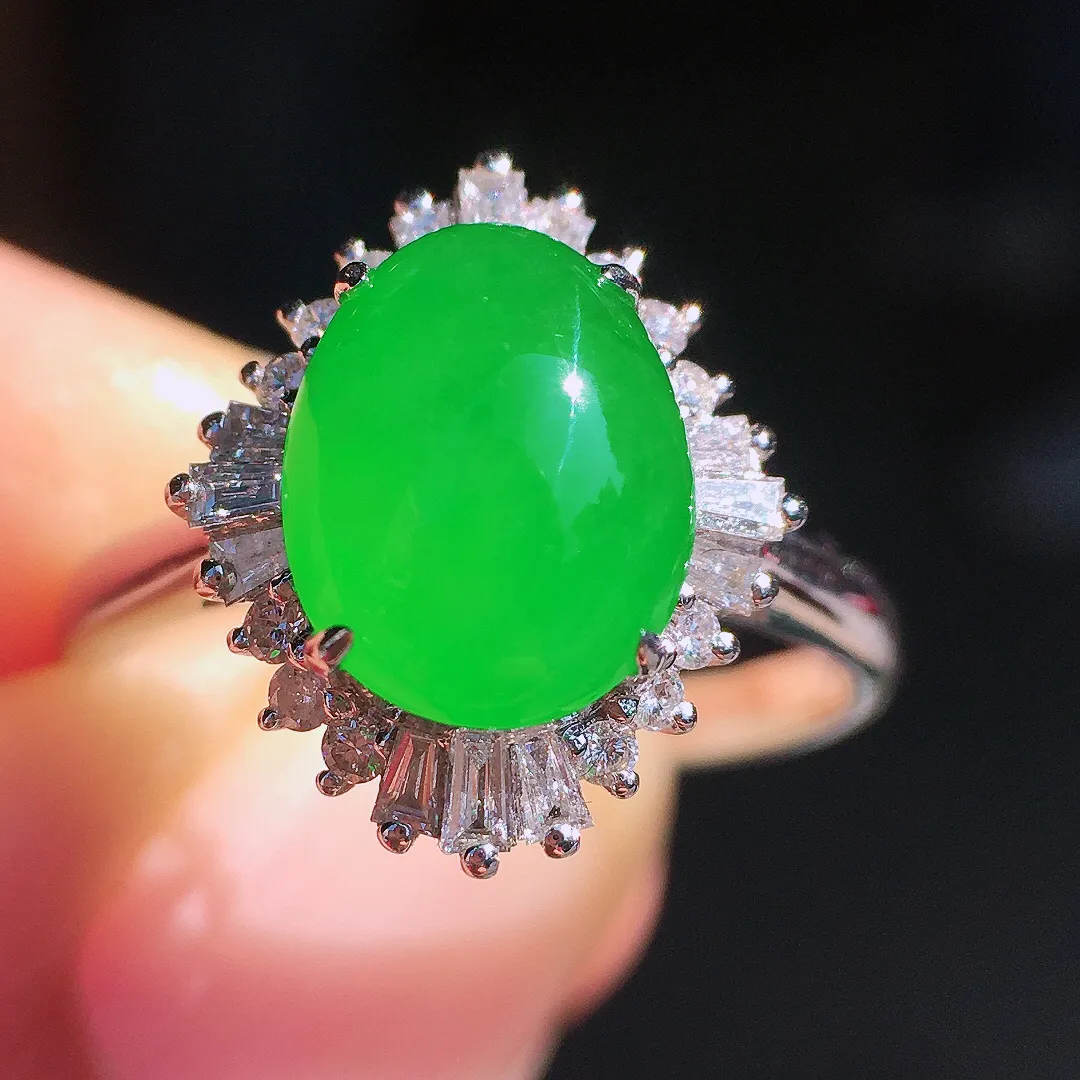 阳绿蛋面戒指，色泽均匀艳丽，玉质细腻，荧光感超
强，饱满圆润，尽显优雅气质，18k
金豪华镶嵌