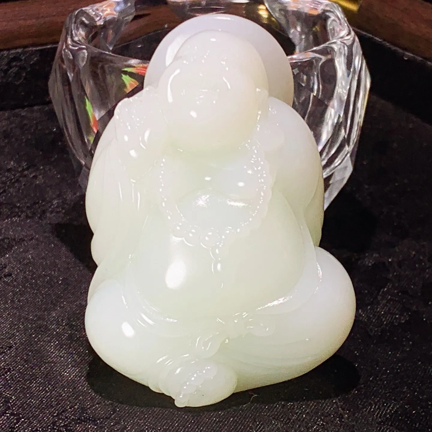 新疆和田玉羊脂白佛引福来弥勒佛把件。尺寸66/47/27重117克。玉质细腻油润。手推出油。佩戴高端