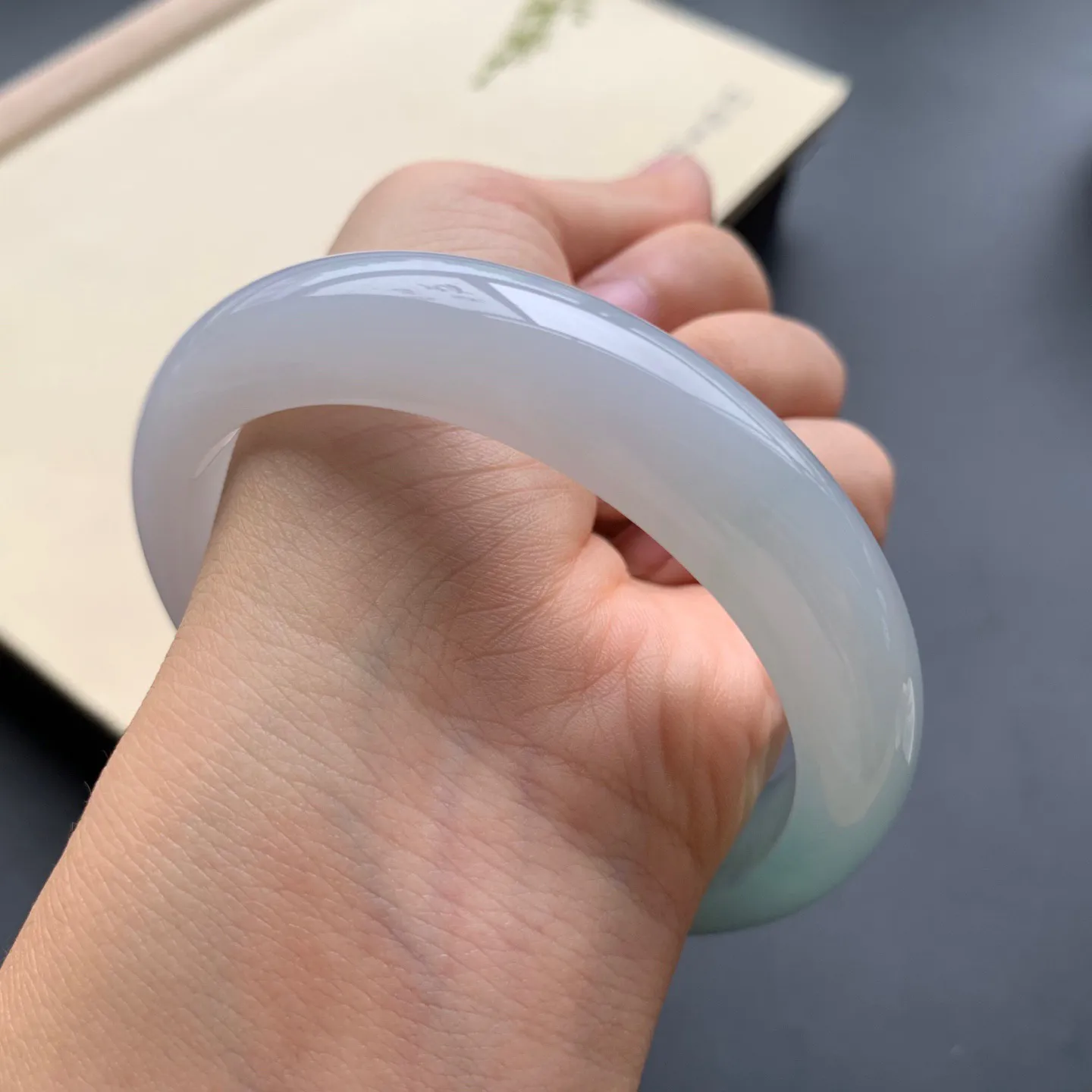 60.3圈口冰晴底正圈手镯 尺寸：60.3-13.3-8.5，无纹裂，水润光滑，细腻起胶