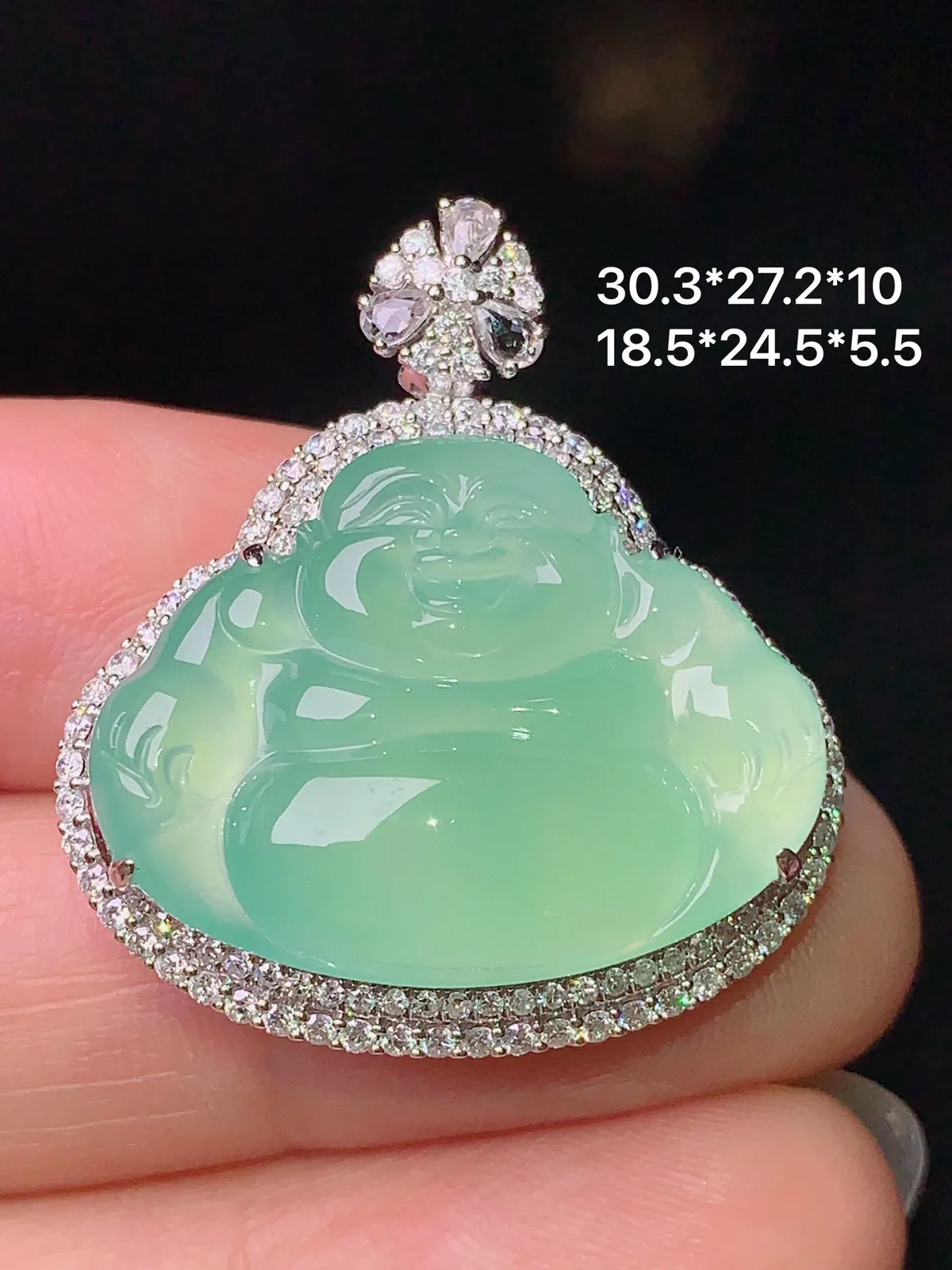 18k金钻镶嵌翠绿佛公吊坠 玉质细腻 色泽清新艳丽 整体尺寸30.3*27.2*10