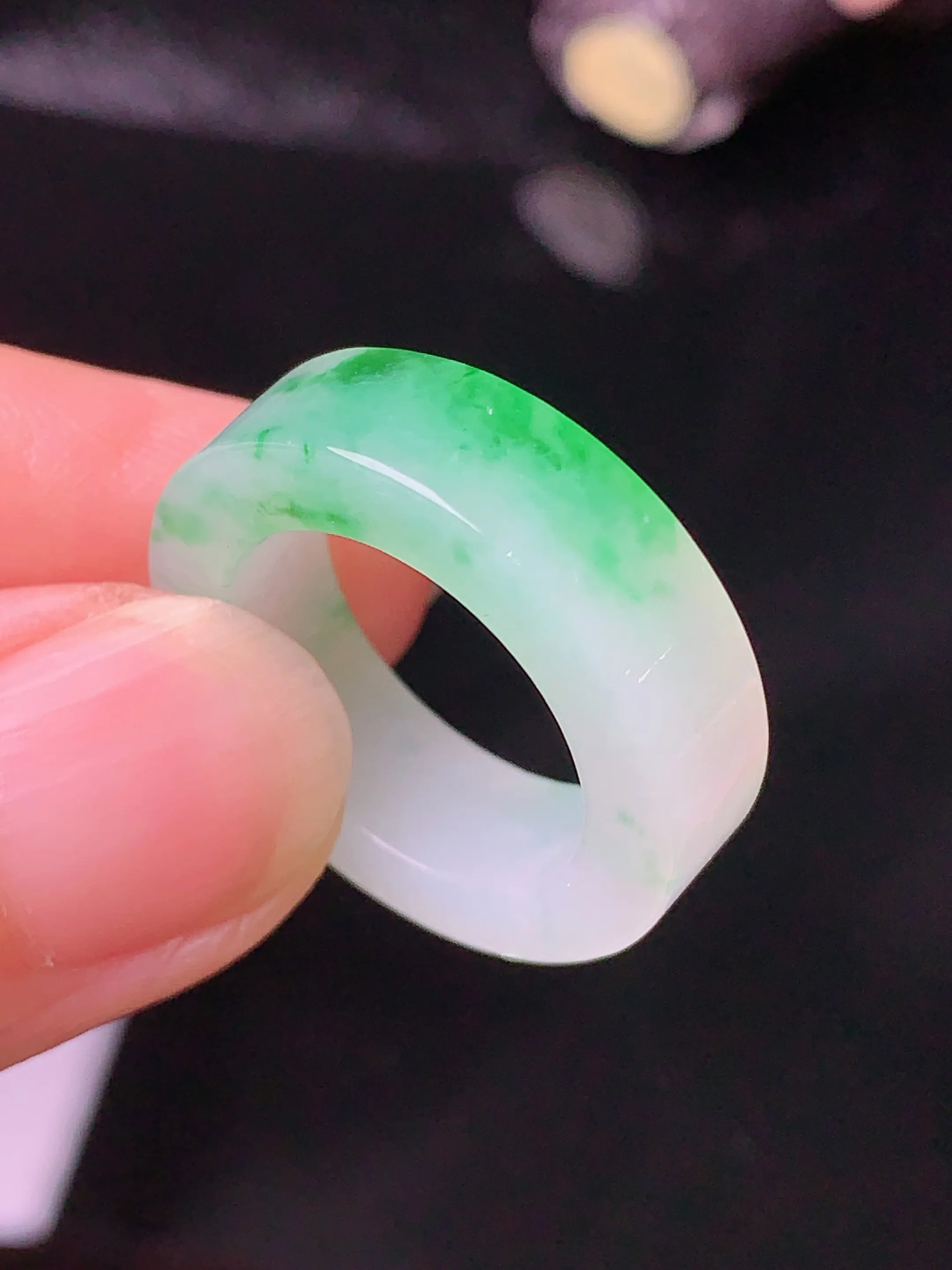 飘绿平安环 玉质细腻 色泽清新艳丽 整体尺寸23*6.3*3.8