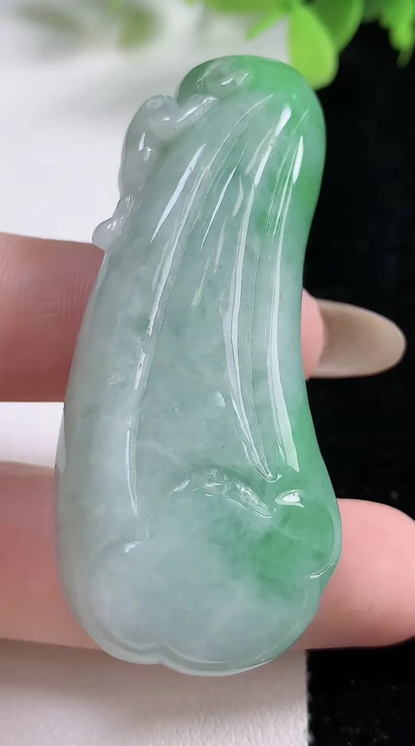 翡翠a货飘绿莲蓬吊坠，尺寸57-24.6-14，重:34.38g