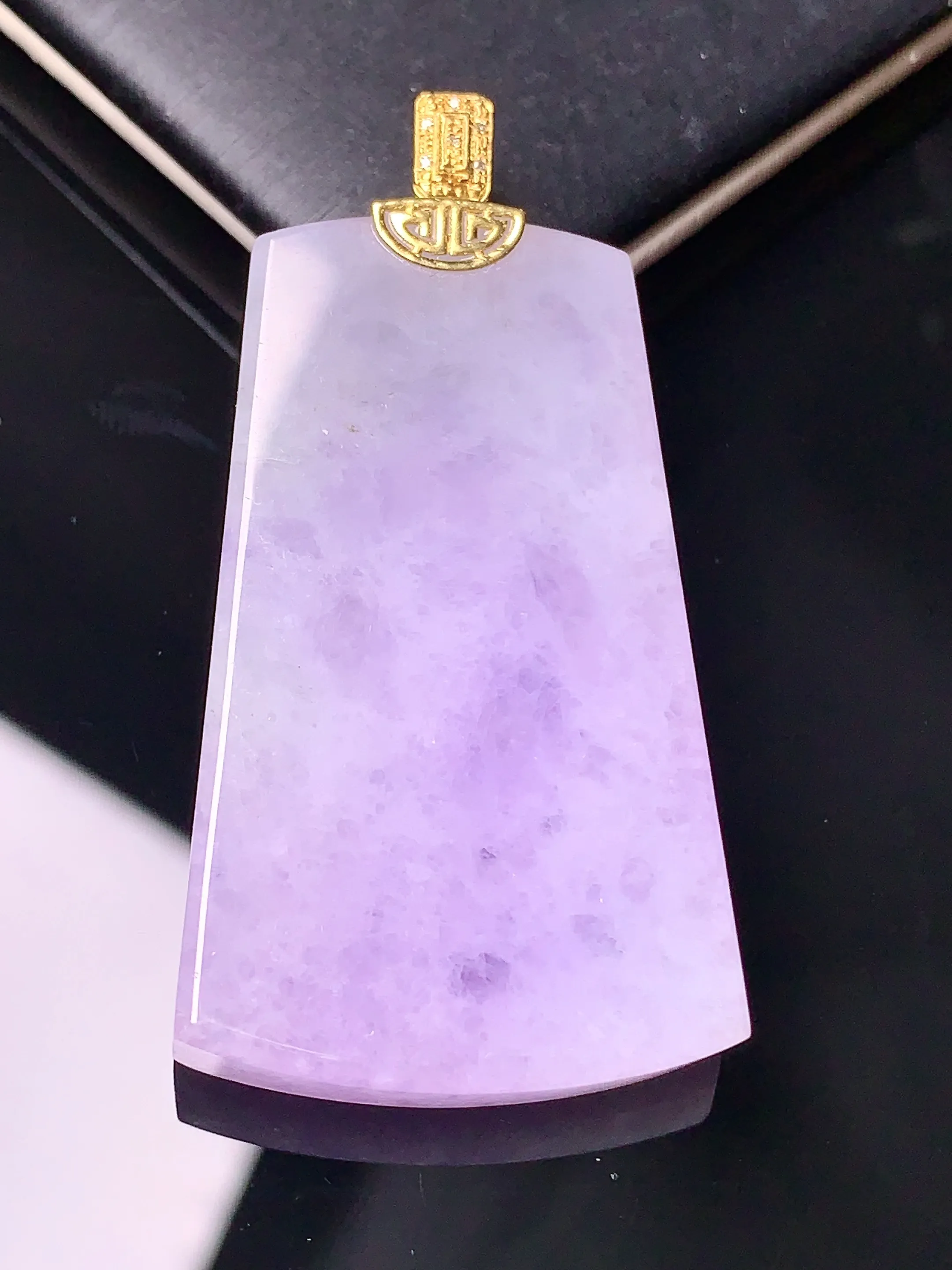 18k金钻镶嵌紫罗兰无事牌吊坠 玉质细腻 色泽艳丽 整体尺寸47.6*24.5*5.7