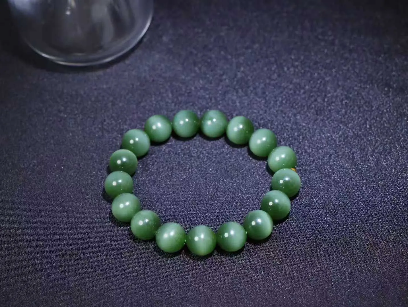 【腕间风华.手串】

精品️和田玉碧玉猫眼圆珠手串，天然纯净，玉质细腻，圆润如珠，佩戴于腕间，尽显