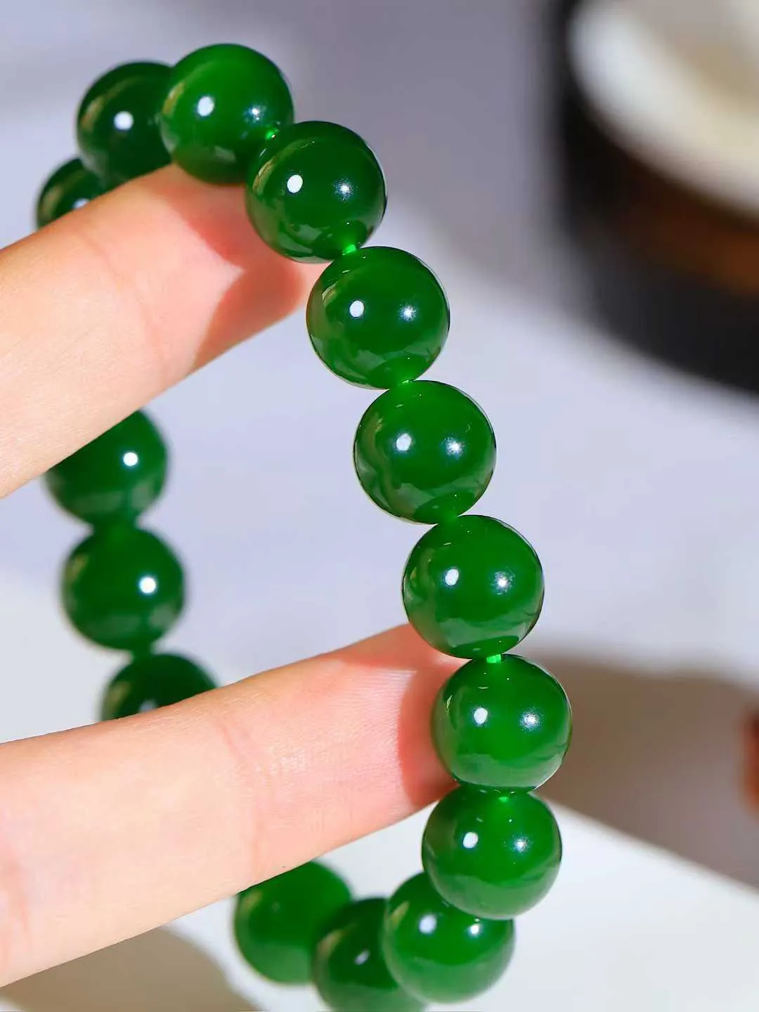 【珠圆玉润.手串】

收藏级臻品️和田玉碧玉珠圆玉润手串 玉质温润细腻  整串打磨圆润，佩戴舒适。珠珠落玉盘，间关莺语花底滑，一生美好时光，无论身在何处，都有它相伴相守。事事顺遂，幸福美满，吉祥如意。重43克 尺寸取一11.7mm  FDA-22110533