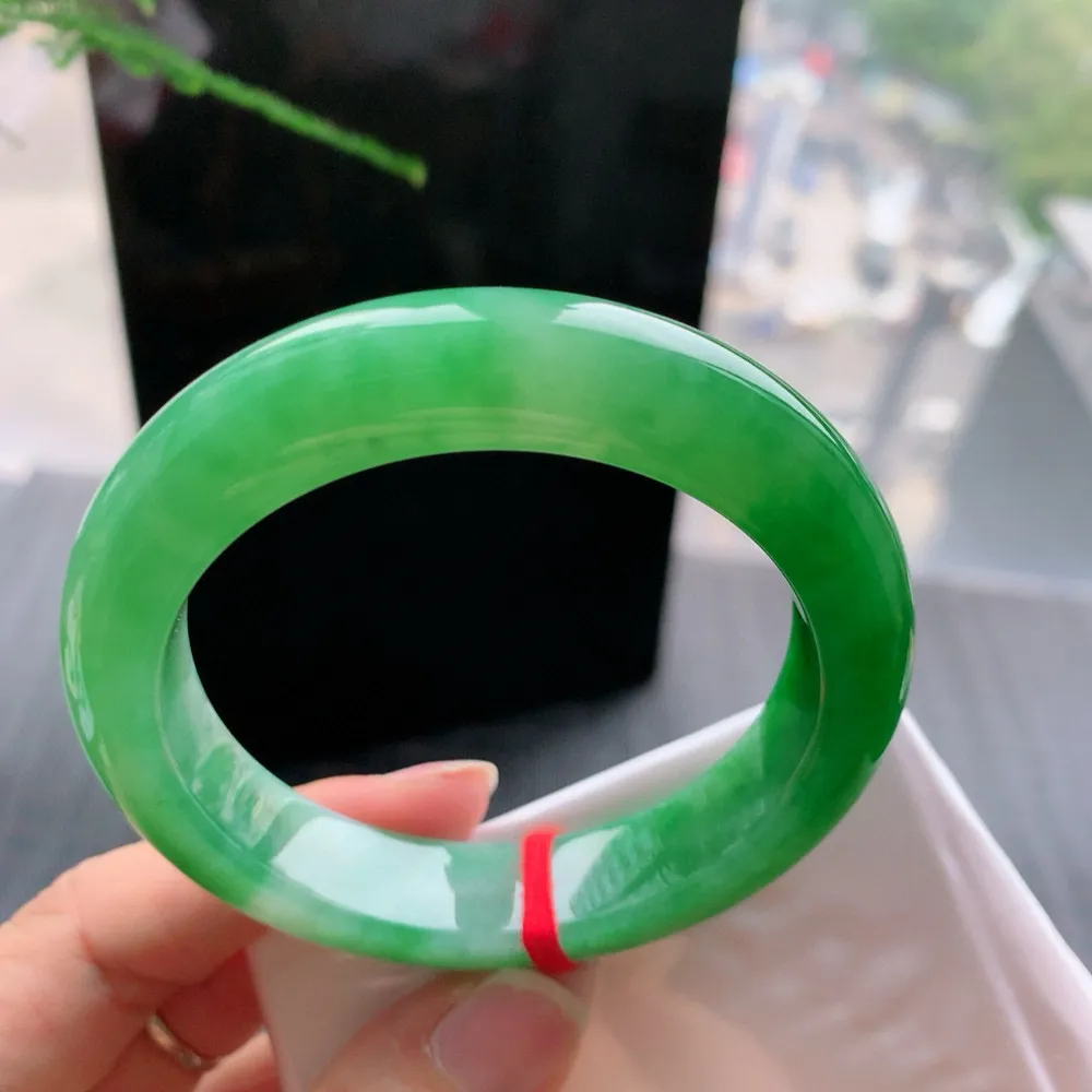 正圈满色阳绿 无瑕 尺寸:54.2/12.4/9.3 色好