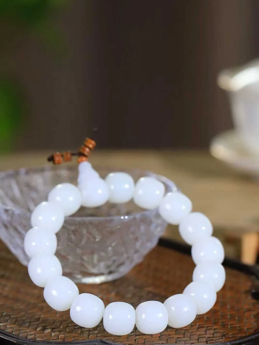 （老型珠.手串）

精品 和田玉白玉老型珠手串，也可做手持，玉质细腻油润 饱满光滑 质朴无华，悠远简单，人心境界远，百世修炼深，心灵常驻善意持，觉悟人生百世修。重62.6克    尺寸取一12.3-12.9mm    54110531L