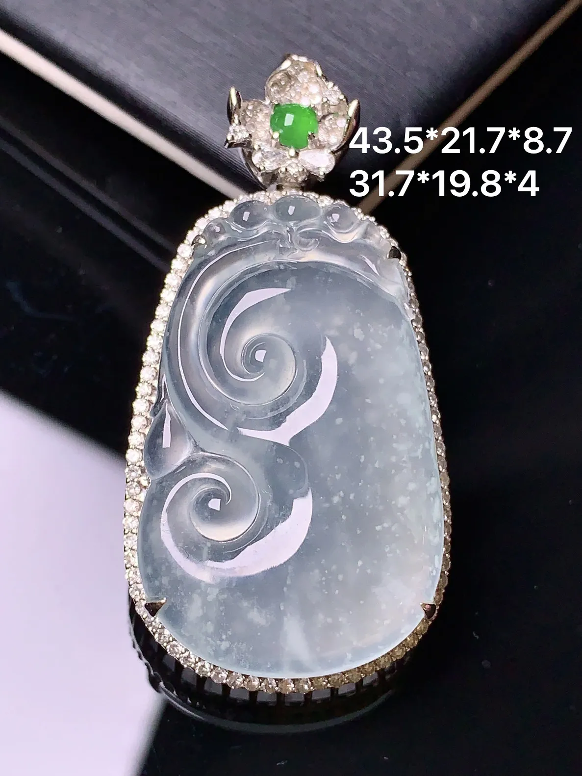 18k金钻镶嵌木那料雪花棉如意吊坠 玉质细腻 色泽清新艳丽 整体尺寸43.5*21.7*8.7