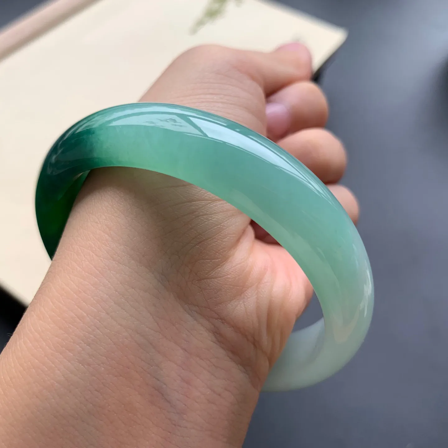 59.5圈口辣绿正圈手镯 尺寸：59.5-14.8-7.5，无纹裂，细腻光滑，色泽浓郁