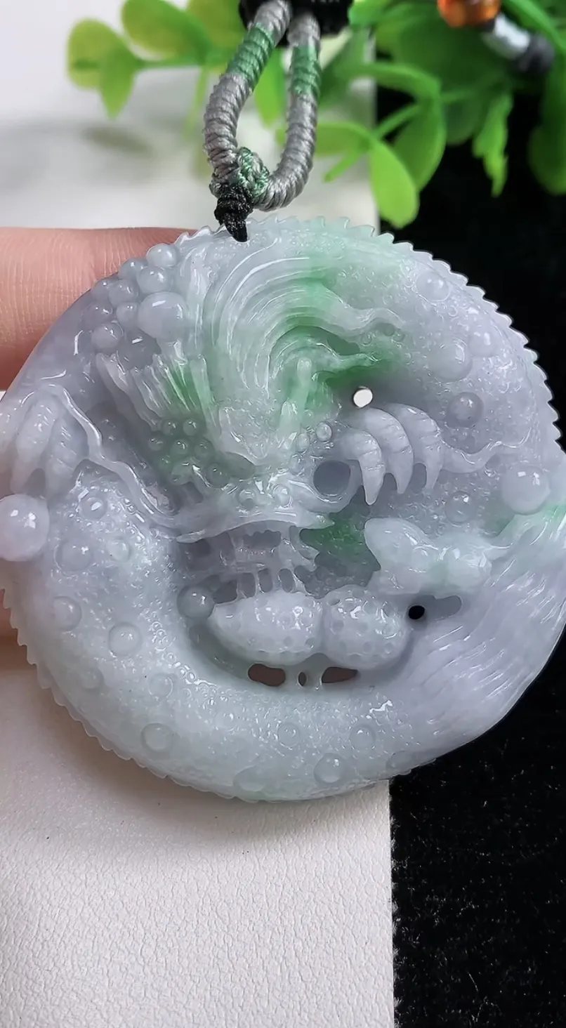 翡翠a货春带彩 飘绿龙牌吊坠，尺寸55.5-13，重:71.85g