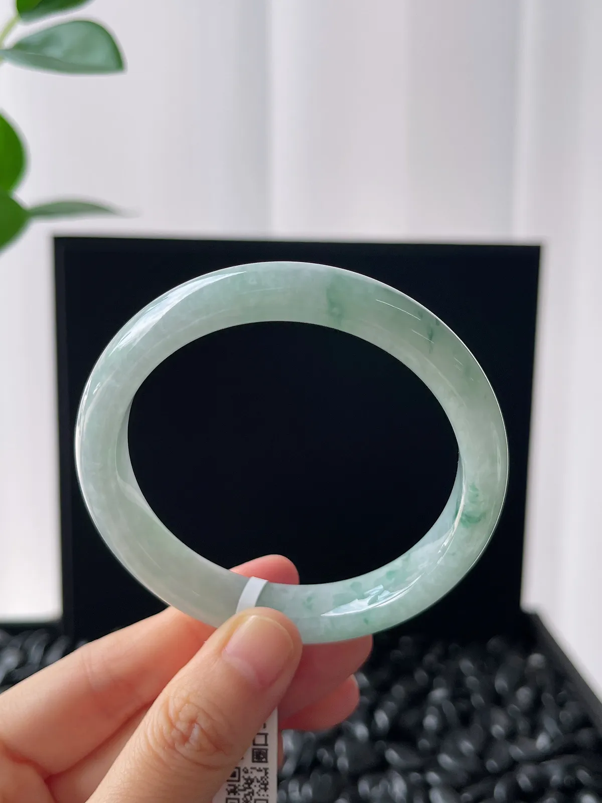 正圈57圈口，翡翠糯化种飘绿手镯