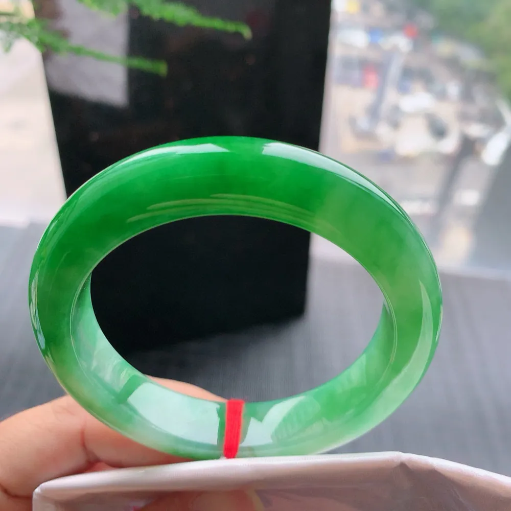 正圈满色阳绿 无瑕 尺寸:54.2/12.4/9.3 色好