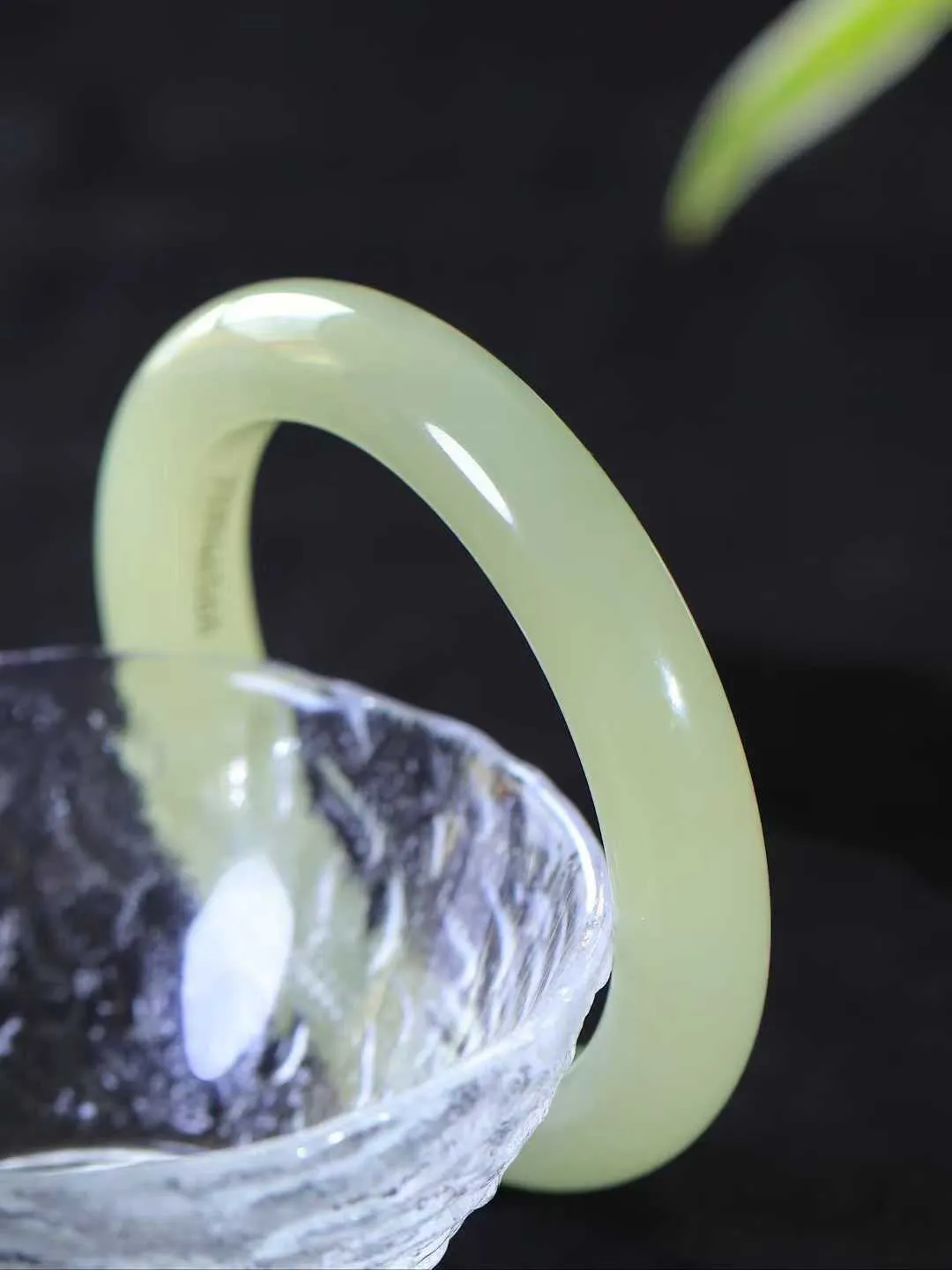 【温润于心.手镯】

精品️和田玉晴水手镯，如晴水般清澈，似晴空般纯净。每一缕纹理都诉说着大自然的馈赠，温润细腻，触手生温。佩戴它，仿佛将一片宁静的晴水湖戴在腕间，优雅从容，气质非凡。重67.5克  尺寸56.5-12.2-10.4mm  55110533A