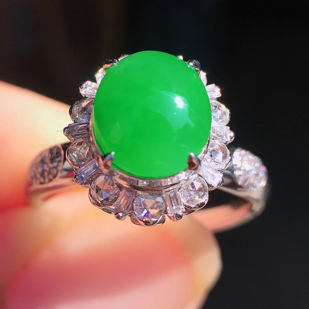 阳绿蛋面戒指，色泽均匀艳丽，玉质细腻，荧光感超
强，饱满圆润，尽显优雅气质，18k
金豪华镶嵌