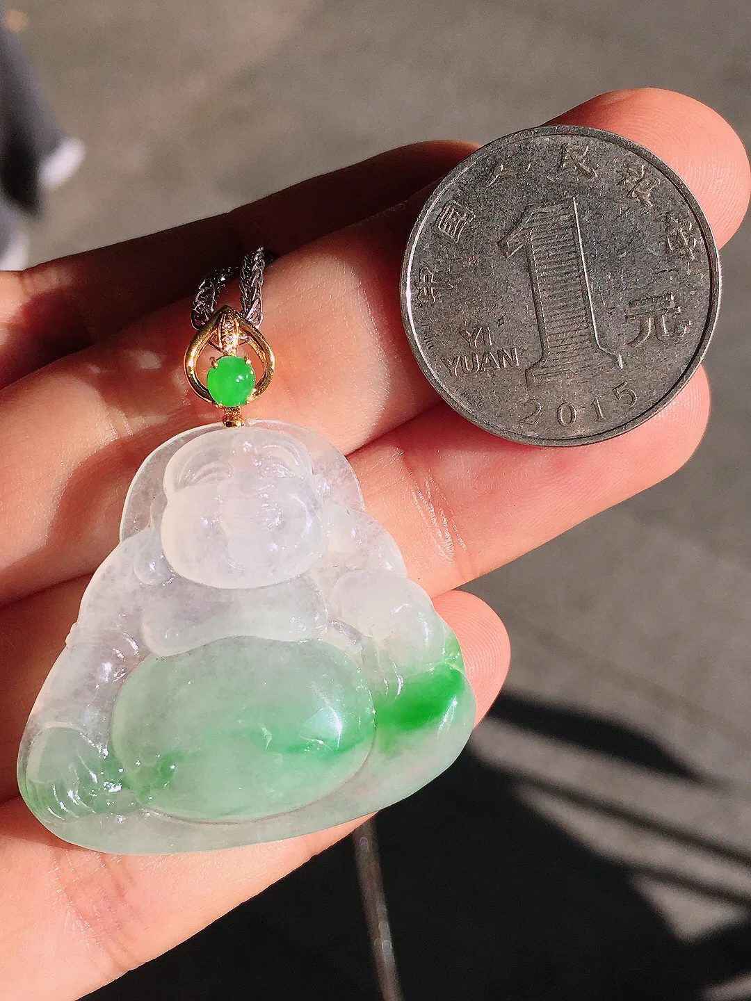 飘绿钱袋佛吊坠，色泽艳丽，玉质细腻，荧光感超
强，饱满圆润，尽显优雅气质，18k
金豪华镶嵌