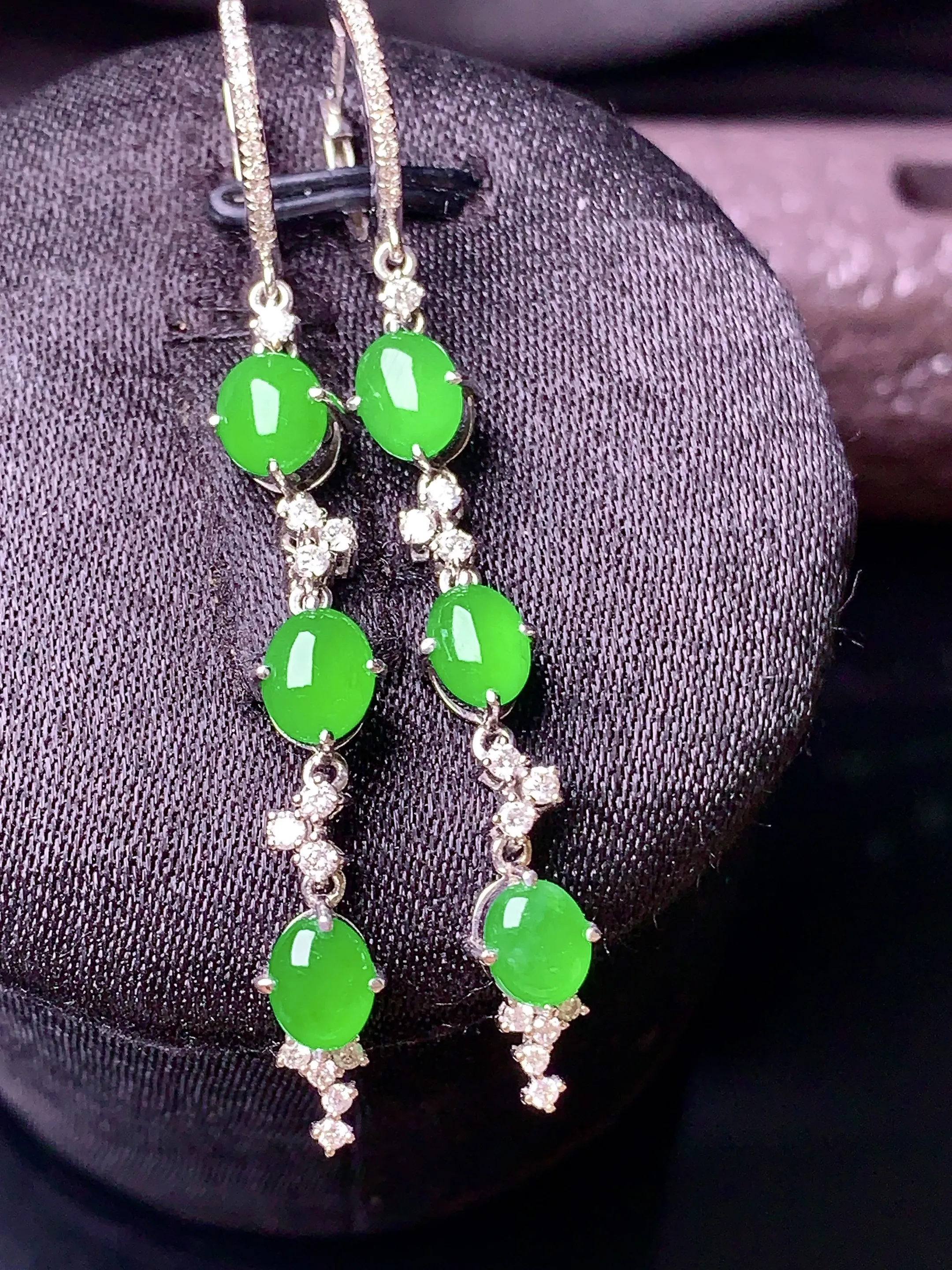 18k金钻镶嵌满绿蛋面耳坠 玉质细腻 色泽艳丽 整体尺寸50.8*5.2*4.5