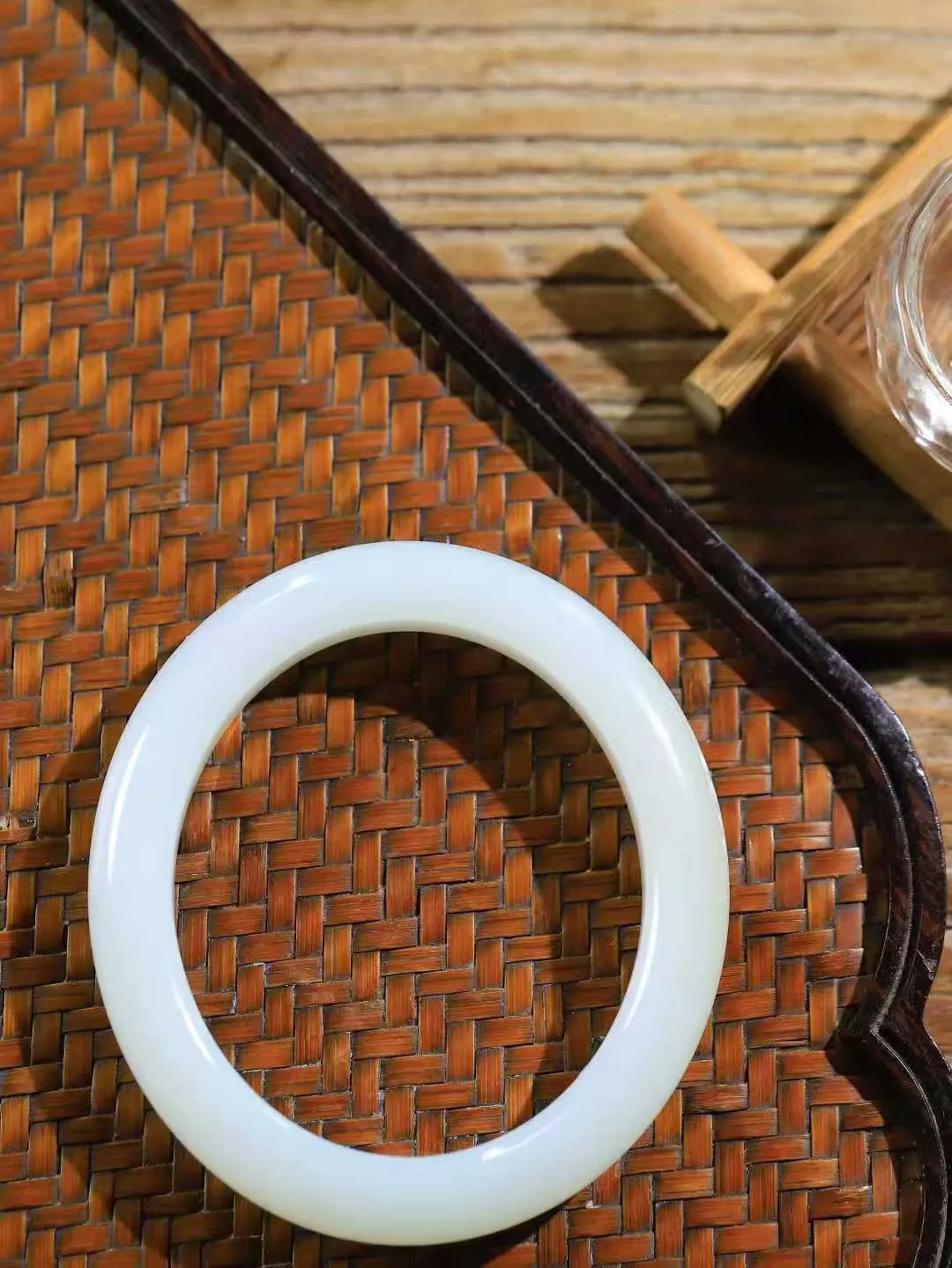 【贵妃镯.玉腕清响】    

精品和田玉糖白玉贵妃镯，玉质温润细腻 油性十足 相传杨贵妃十分喜爱椭圆形态手镯，后人称其为贵妃镯。因其形与人手腕形相吻合，佩戴更服帖，别具妩媚风格。
重41克   内径49.5-47mm尺寸10.3-8.7mm   fDL-10110516