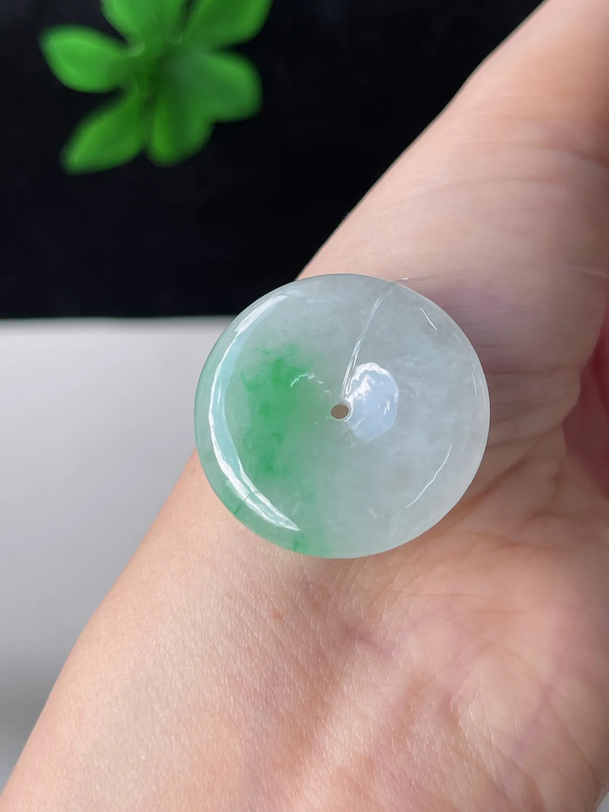 翡翠冰糯种飘绿平安扣